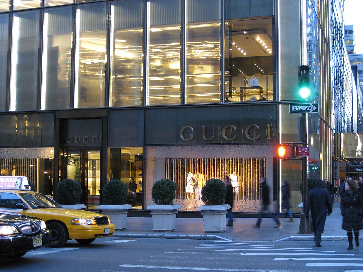 Sabato De Sarno sẽ chịu tr&aacute;ch nhiệm về tầm nh&igrave;n s&aacute;ng tạo của Gucci cho c&aacute;c bộ sưu tập thời trang nam, nữ, đồ da, phụ kiện v&agrave; phong c&aacute;ch sống.&nbsp;