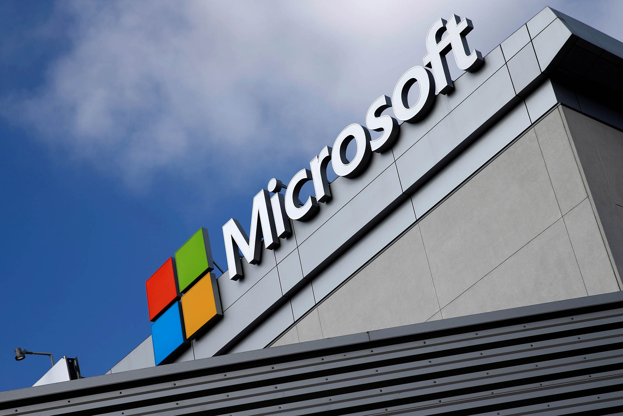 &ldquo;T&ocirc;i nghĩ ChatGPT sẽ l&agrave; vi&ecirc;n đạn bạc c&oacute; thể thay đổi vị tr&iacute; của Google Docs v&agrave; Microsoft Word&rdquo;, Dan Ives, nh&agrave; ph&acirc;n t&iacute;ch c&ocirc;ng nghệ tại Wedbush Securities cho biết&nbsp;