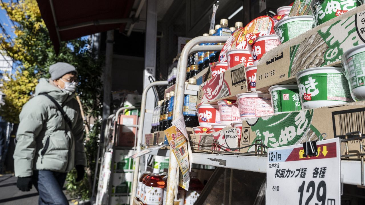 Một quầy tạp ho&aacute; ở Tokyo, Nhật Bản, h&ocirc;m 23/12/2022 - Ảnh: Getty/CNN.