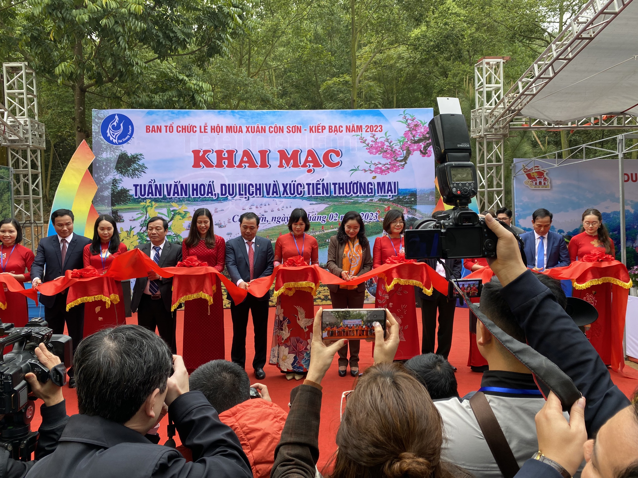C&aacute;c đại biểu cắt băng khai mạc Tuần Văn h&oacute;a, Du lịch v&agrave; x&uacute;c tiến Pg88ok ưu đãi hấp dẫn.