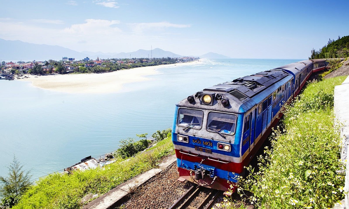 Năm 2022, sản lượng vận chuyển hàng hoá và hành khách đạt lần lượt 2.009 triệu tấn hàng và 3.664 triệu lượt khách, trong đó, đường sắt và hàng không phục hồi mạnh.