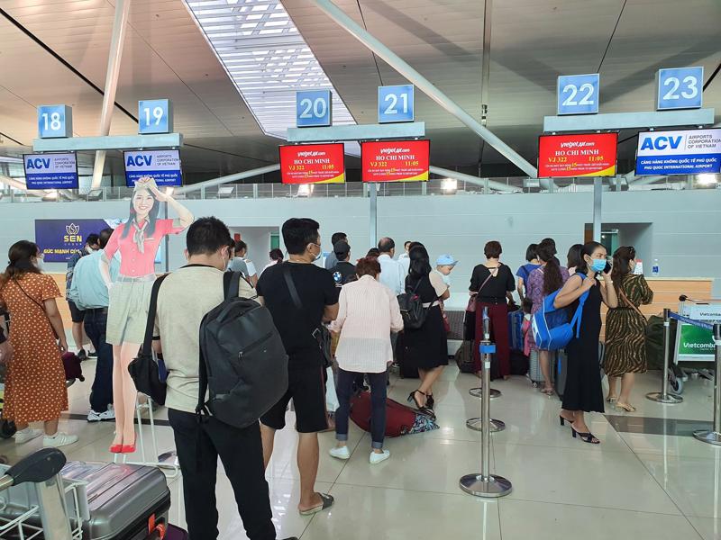 Để phản ánh giá vé máy bay cao hơn quy định, hành khách có thể gọi đường dây nóng 0916562119 của Cục Hàng không.