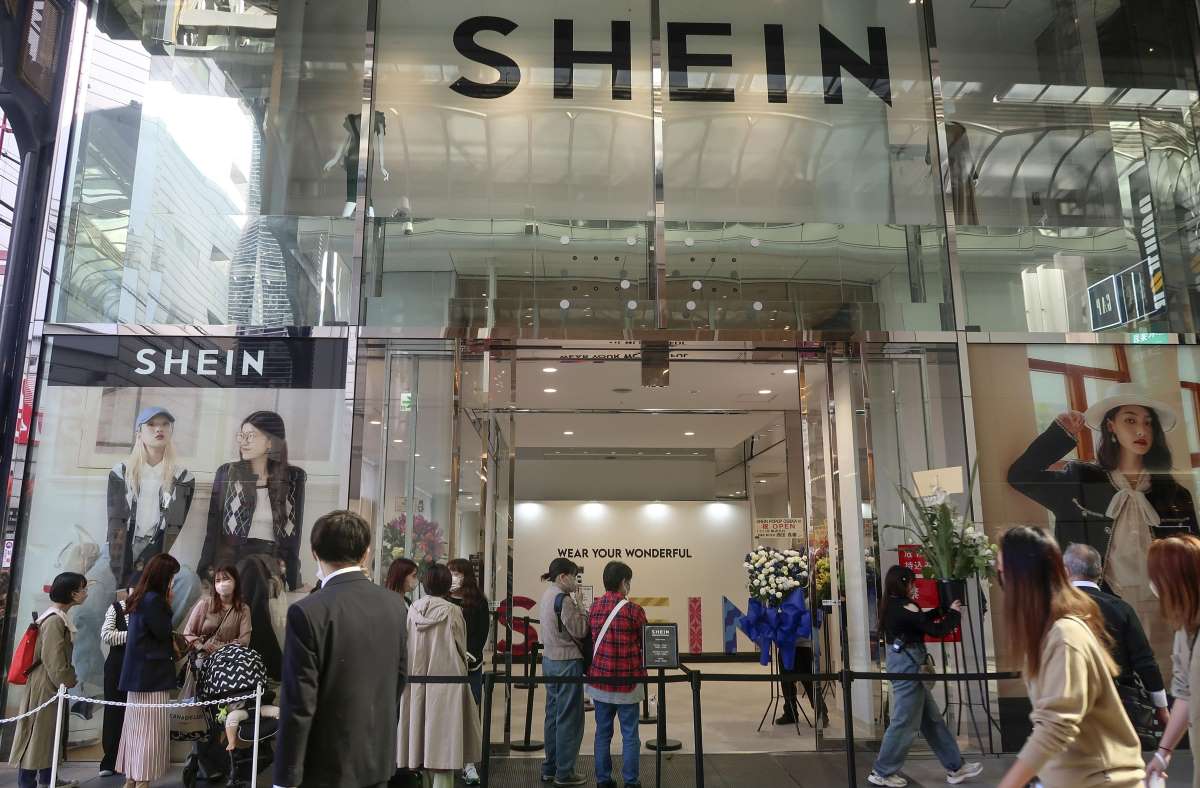 Nhiều người ti&ecirc;u d&ugrave;ng Mỹ&nbsp;chỉ tr&iacute;ch quần &aacute;o cực rẻ của Shein đang khuyến kh&iacute;ch ti&ecirc;u thụ qu&aacute; mức v&agrave; g&acirc;y l&atilde;ng ph&iacute; cho người ti&ecirc;u d&ugrave;ng.