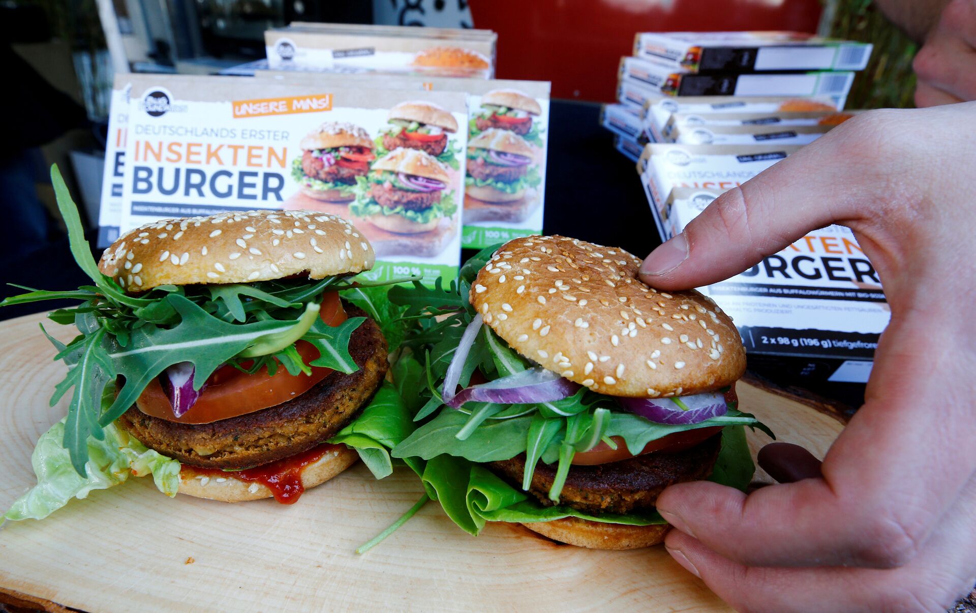 Một số loại b&aacute;nh burger từ c&ocirc;n tr&ugrave;ng đ&atilde; bắt đầu được b&aacute;n ở Đức.