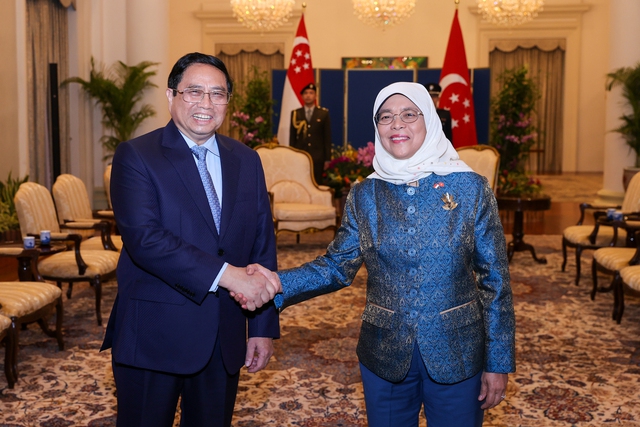 Thủ tướng Phạm Minh Ch&iacute;nh hội kiến Tổng thống Singapore Halimah Yacob. Ảnh - VGP.&nbsp;
