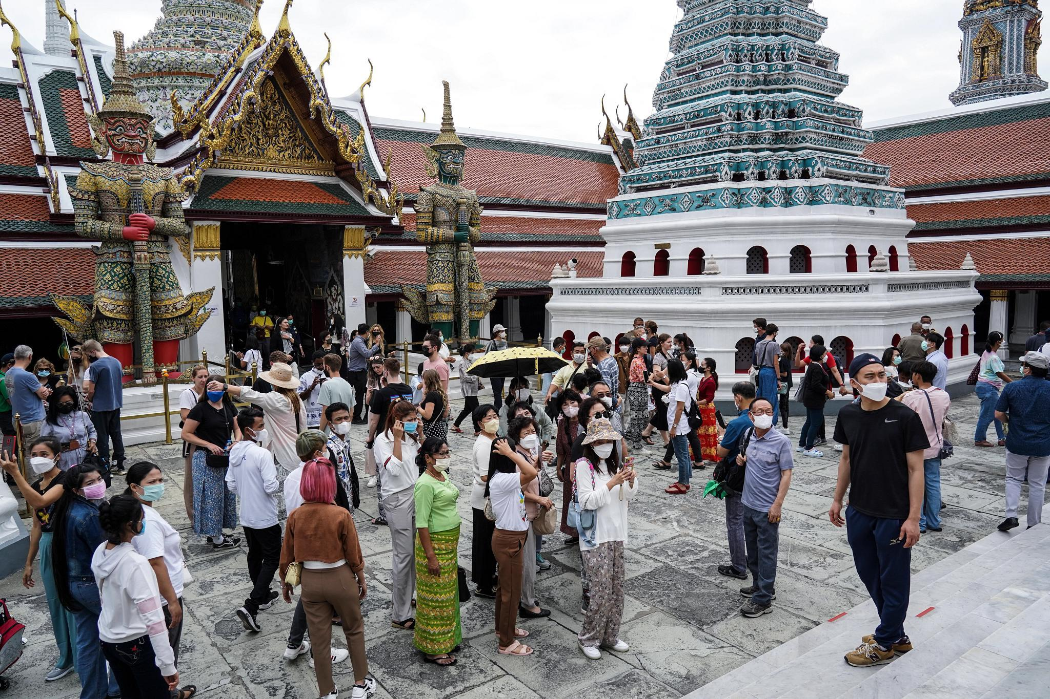 T&igrave;nh trạng qu&aacute; tải du lịch dẫn đến c&aacute;c vấn đề như &ocirc; nhiễm m&ocirc;i trường v&agrave; lo ngại về an to&agrave;n giao th&ocirc;ng, nạn kẹt xe nghi&ecirc;m trọng...