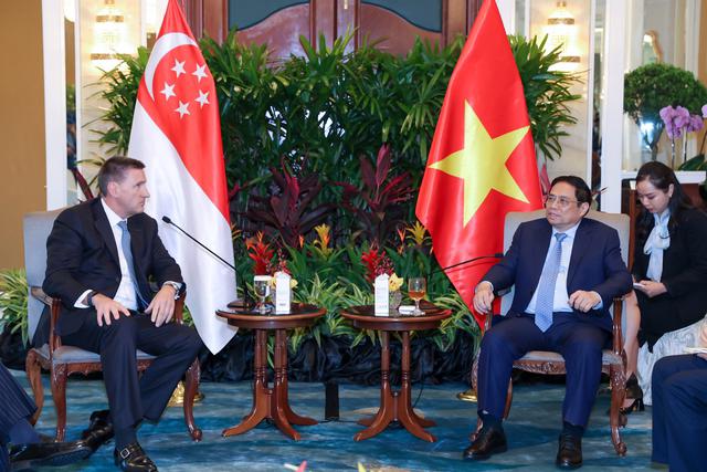 Thủ tướng tiếp &ocirc;ng Patrick Lee, Tổng Gi&aacute;m đốc khu vực, phụ tr&aacute;ch Singapore v&agrave; c&aacute;c thị trường ASEAN của Ng&acirc;n h&agrave;ng Standard Chartered. Ảnh - VGP