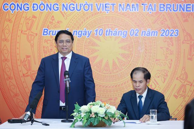 Thủ tướng Phạm Minh Ch&iacute;nh ph&aacute;t biểu trong cuộc gặp gỡ c&aacute;n bộ, nh&acirc;n vi&ecirc;n Đại sứ qu&aacute;n v&agrave; b&agrave; con cộng đồng người Việt tại Brunei. Ảnh - VGP