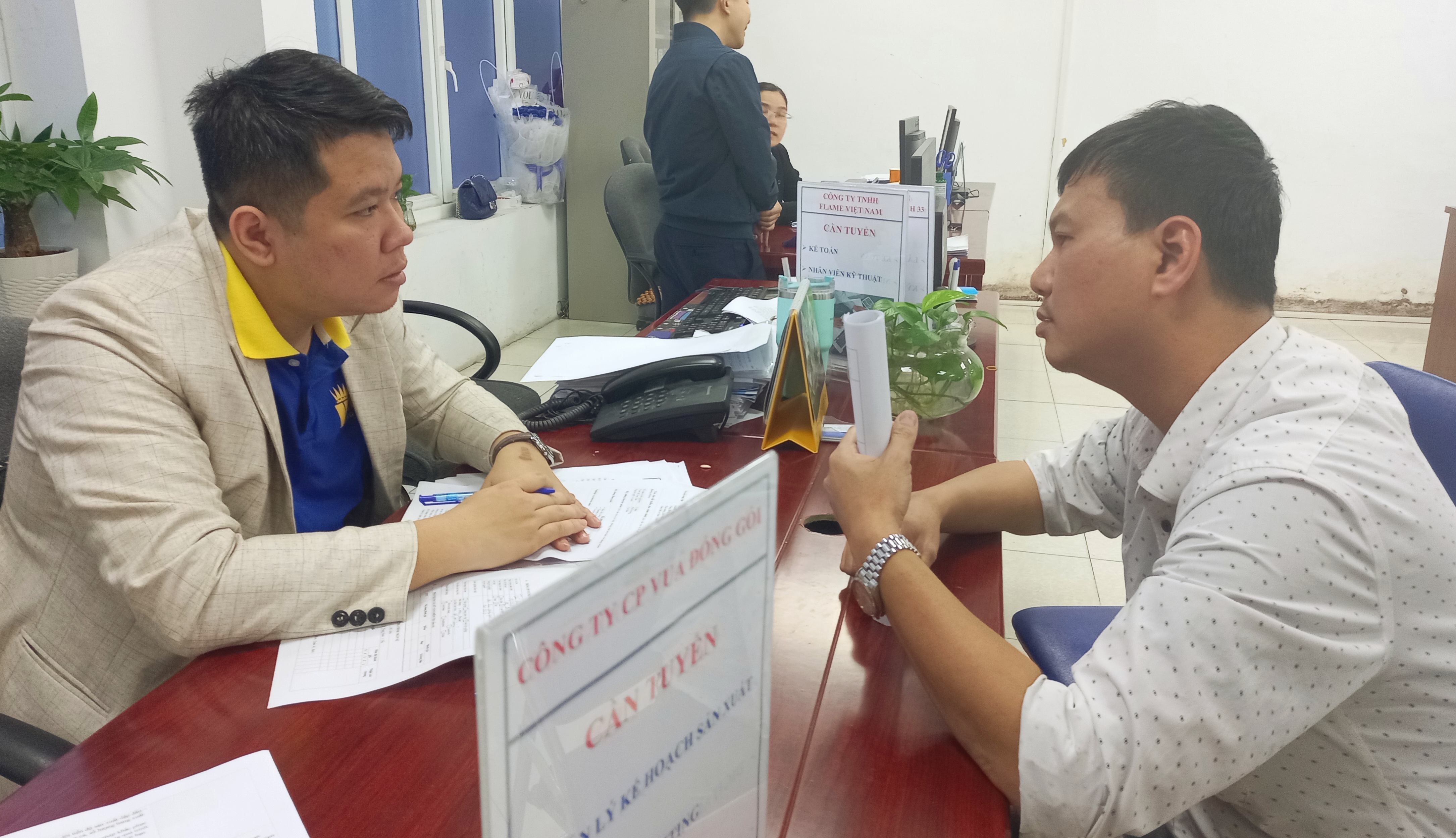 PG88 Link Dễ Nhớ Pg88.com v&agrave; người PG88 Sòng bạc trực tuyến TOP 1 Việt Nam | Casino, Nổ Hũ trao đổi về c&aacute;c chế độ, quyền lợi khi phỏng vấn. Ảnh - N.Dương.