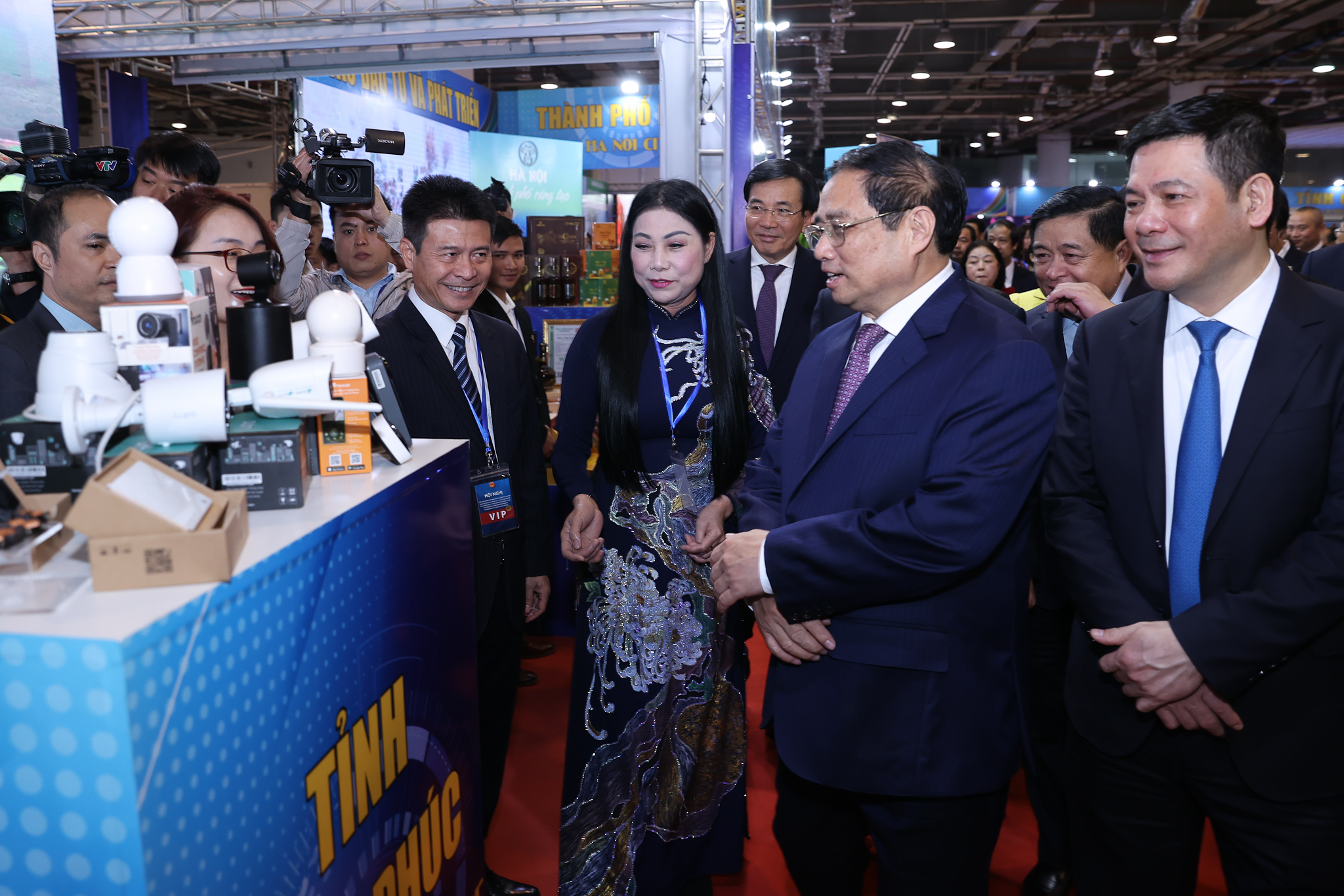 Thủ tướng Chính phủ Phạm Minh Chính thăm gian hàng triển lãm của tỉnh Vĩnh Phúc tại Hội nghị về PG88 hơn 2,1 triệu thành viên Vùng đồng bằng sông Hồng ngày 12/2.