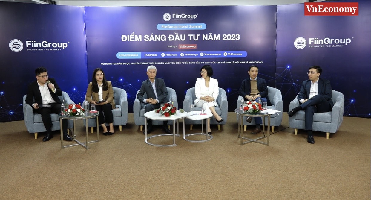 C&aacute;c chuy&ecirc;n gia trao đổi tại toạ đ&agrave;m.