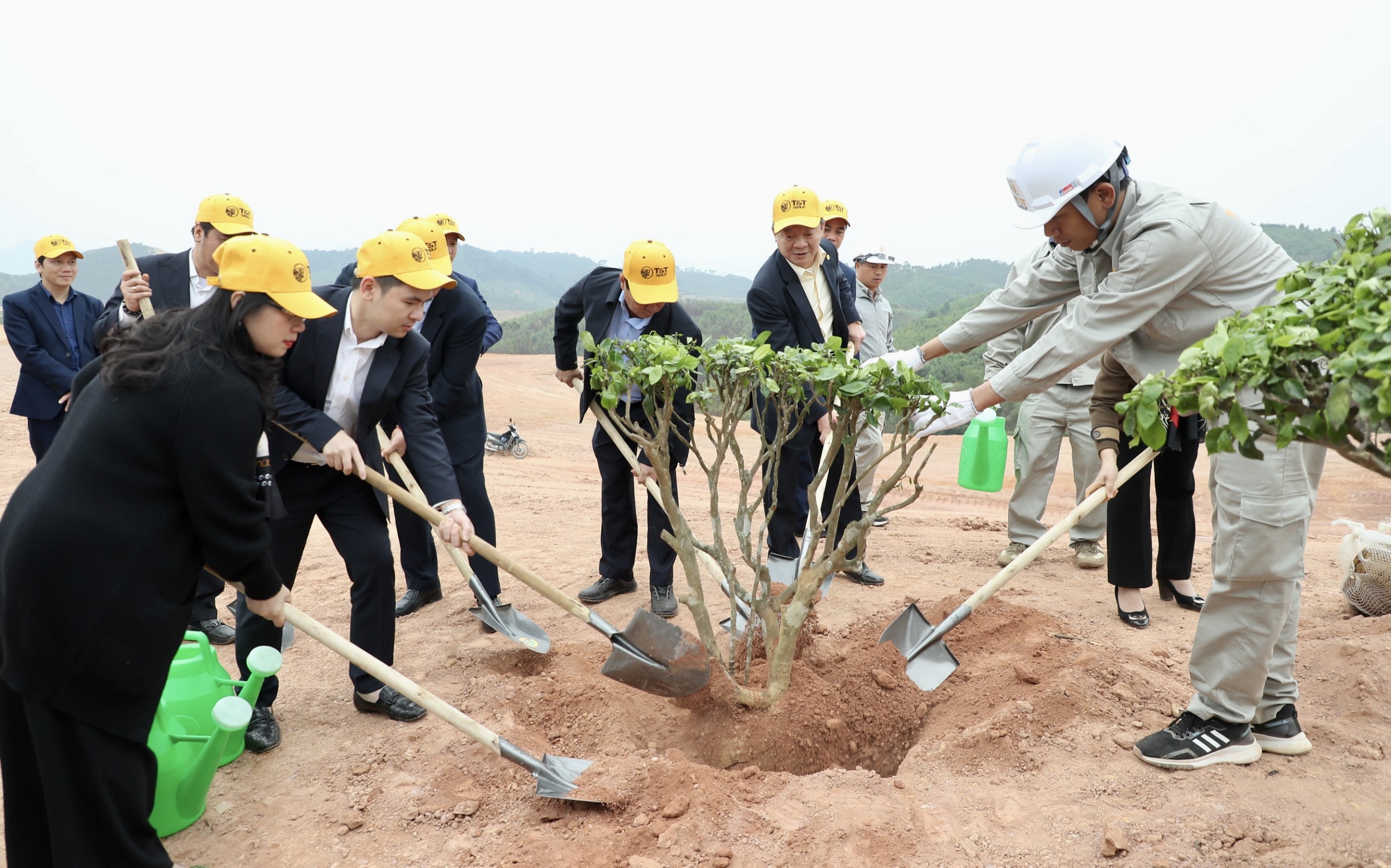 Ông Bùi Văn Quang, Phó Bí thư Tỉnh ủy, Chủ tịch UBND tỉnh Phú Thọ và ông Đỗ Quang Hiển, Chủ tịch Ủy ban Chiến lược Tập đoàn T&T Group cùng các đại biểu tham gia trồng cây tại Link Trang Chủ PG88.Com Mới #2026.
