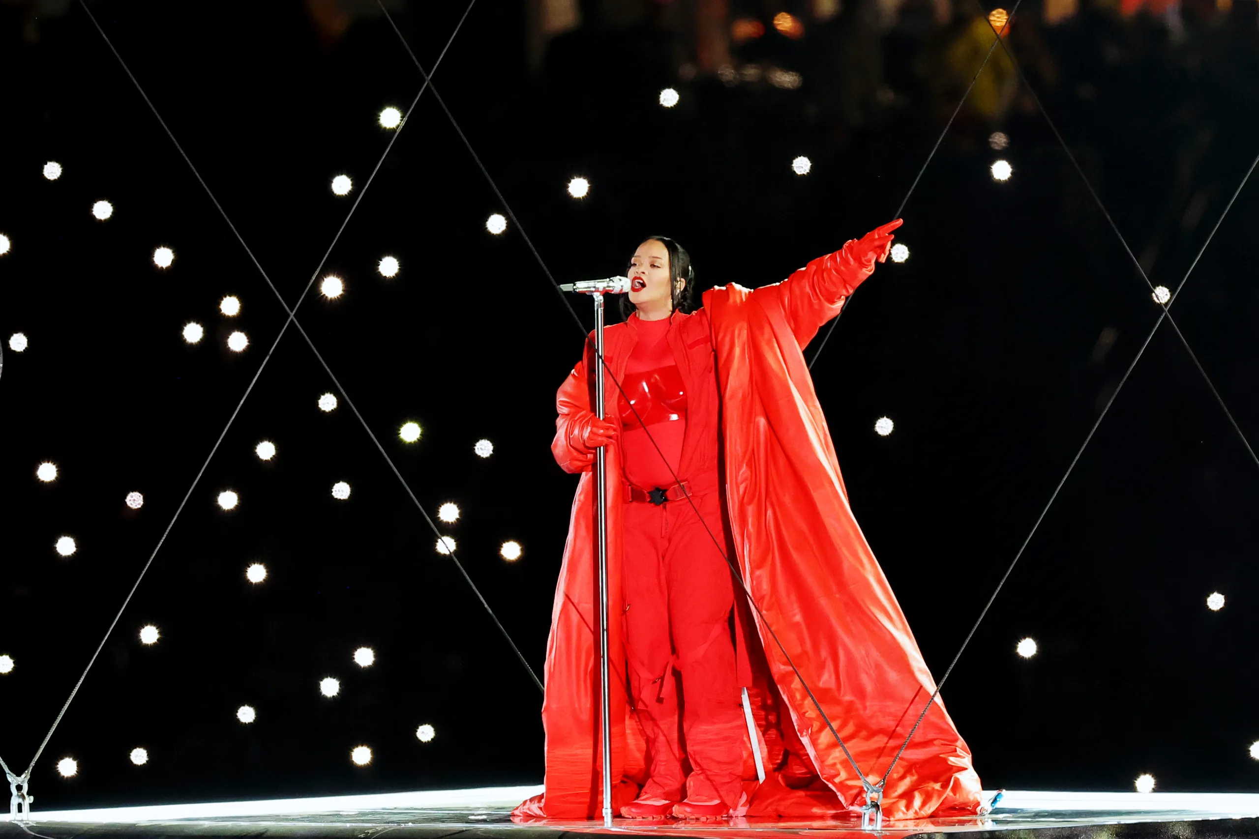 Rihanna: Nàng tỷ phú luôn tạo kỷ lục doanh thu