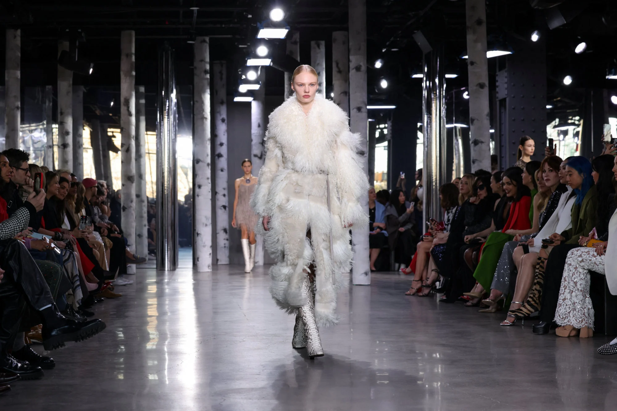 Michael Kors l&agrave; thương hiệu gi&agrave;nh ng&ocirc;i vị qu&aacute;n qu&acirc;n trong cuộc đua thu h&uacute;t sự ch&uacute; &yacute; của truyền th&ocirc;ng tại&nbsp;Tuần lễ thời trang New York.