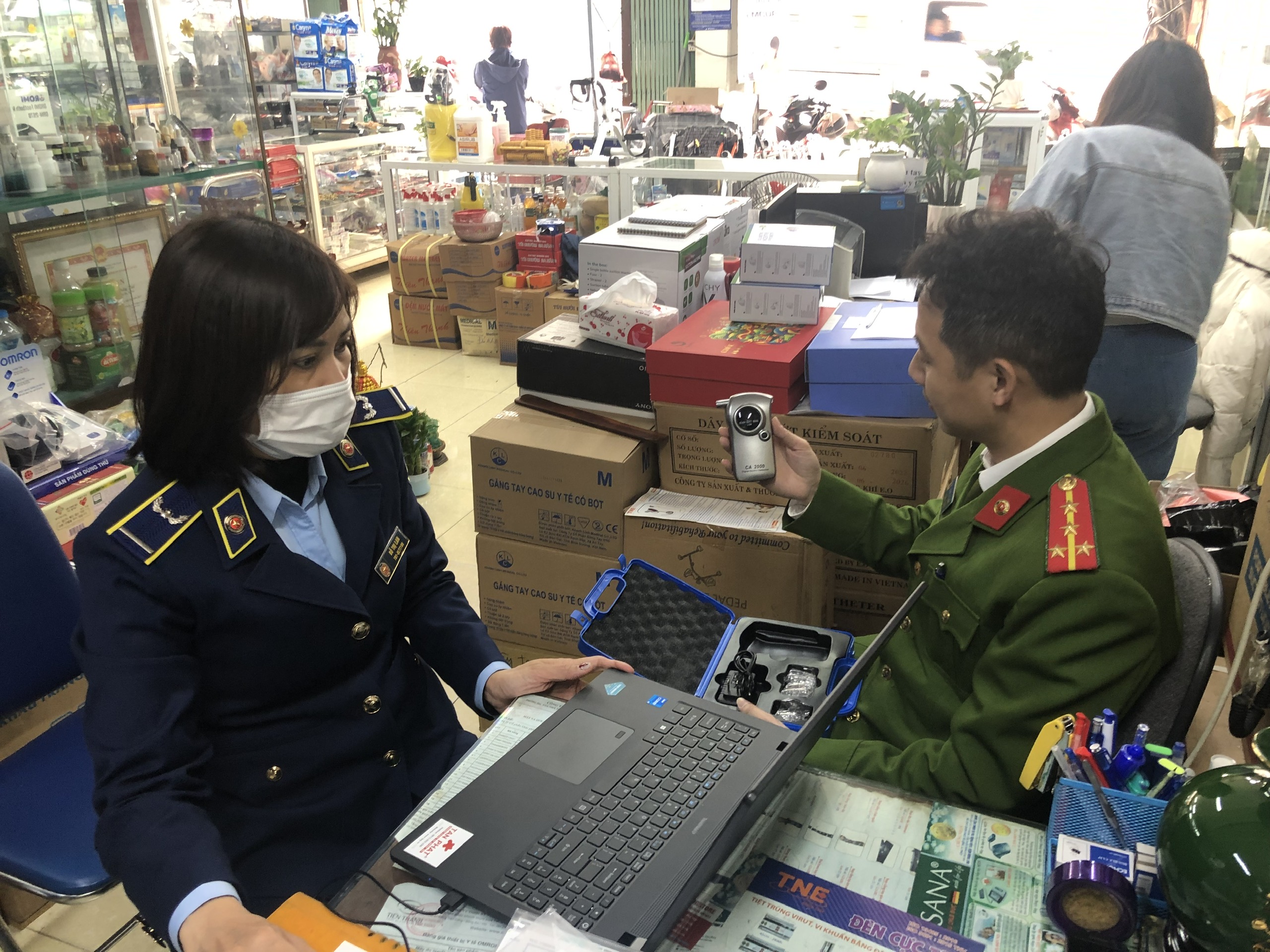 Lực lượng chức năng kiểm tra, phát hiện cơ sở bày bán máy đo nồng độ cồn nghi nhập lậu