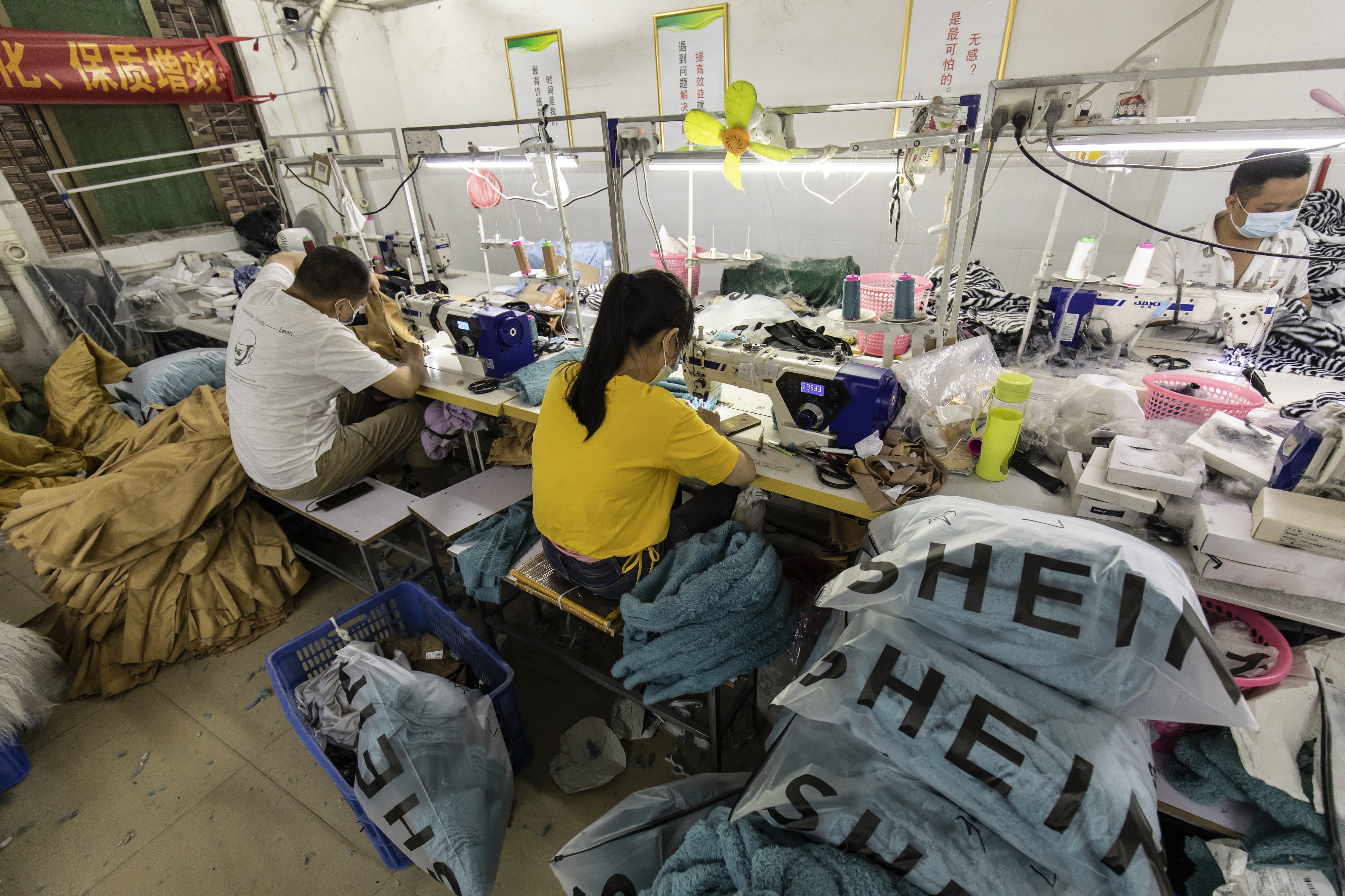 Shein chịu nhiều chỉ tr&iacute;ch v&igrave; đạo nh&aacute;i thiết kế, b&oacute;c lột nh&acirc;n c&ocirc;ng, thải qu&aacute; nhiều t&uacute;i nilon ra m&ocirc;i trường...