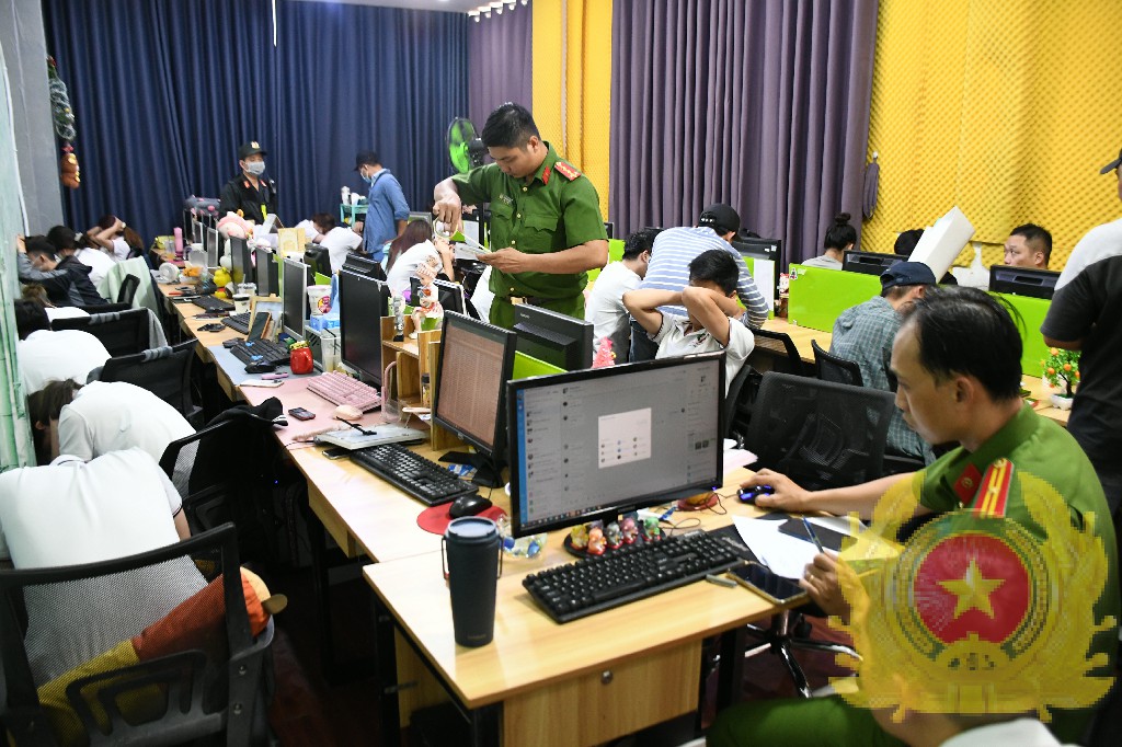 Kiểm tra, khám xét, thu giữ vật chứng tại nơi Pg88hi Thể Thao, Bóng Đá, Casino, Nổ Hũ, Xổ Số của các đối tượng. Ảnh: Công an tỉnh Tiền Giang.