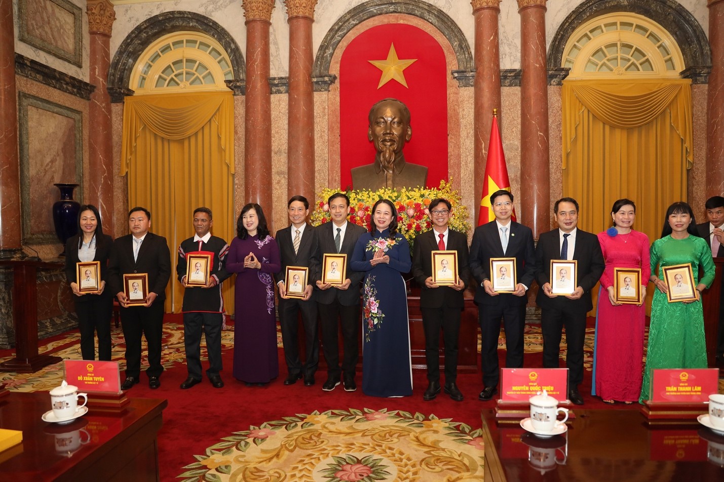 Quyền Chủ tịch nước V&otilde; Thị &Aacute;nh Xu&acirc;n v&agrave; Bộ trưởng Bộ Y tế Đ&agrave;o Hồng Lan khen ngợi v&agrave; tặng ảnh ch&acirc;n dung Chủ tịch Hồ Ch&iacute; Minh cho c&aacute;c thầy thuốc, c&aacute;n bộ y tế ti&ecirc;u biểu to&agrave;n quốc.