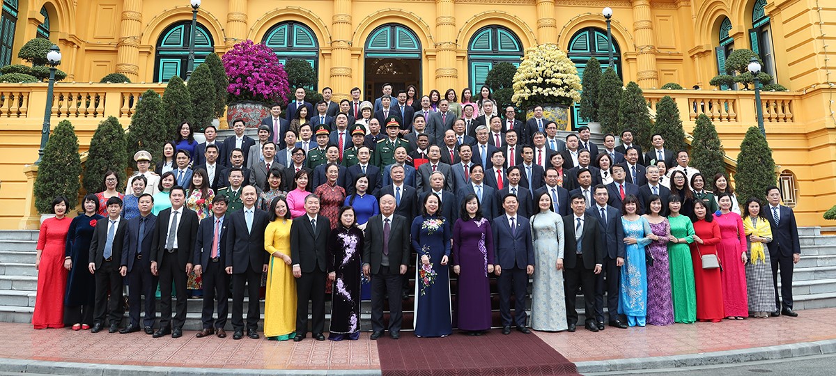Quyền Chủ tịch nước V&otilde; Thị &Aacute;nh Xu&acirc;n chụp ảnh lưu niệm với c&aacute;c thầy thuốc, c&aacute;n bộ y tế ti&ecirc;u biểu to&agrave;n quốc.