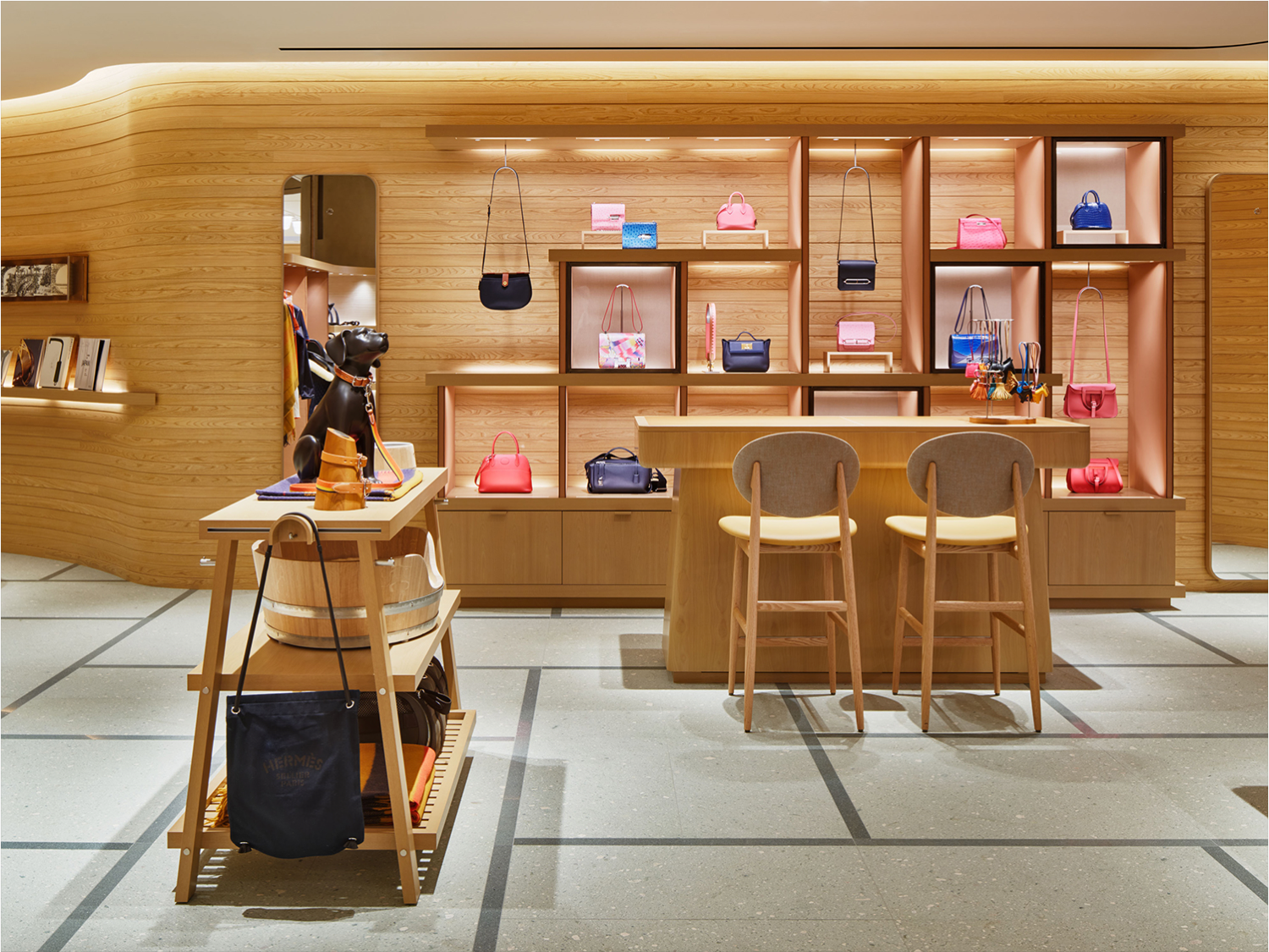 Herm&egrave;s lu&ocirc;n l&agrave; người đề xướng v&agrave; sử dụng chiến lược &ldquo;phi&ecirc;n bản giới hạn&rdquo; v&agrave; cũng hạn chế việc ph&acirc;n phối sản phẩm của m&igrave;nh trong c&aacute;c cửa h&agrave;ng.&nbsp;