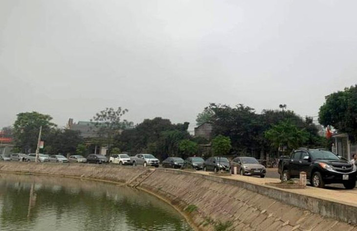 H&agrave;ng d&agrave;i xe &ocirc; t&ocirc; đến tham gia đấu gi&aacute; 23 l&ocirc; đất tại một x&atilde; v&ugrave;ng n&ocirc;ng th&ocirc;n huyện Thọ Xu&acirc;n, Thanh H&oacute;a v&agrave;o đầu th&aacute;ng 4/2021.