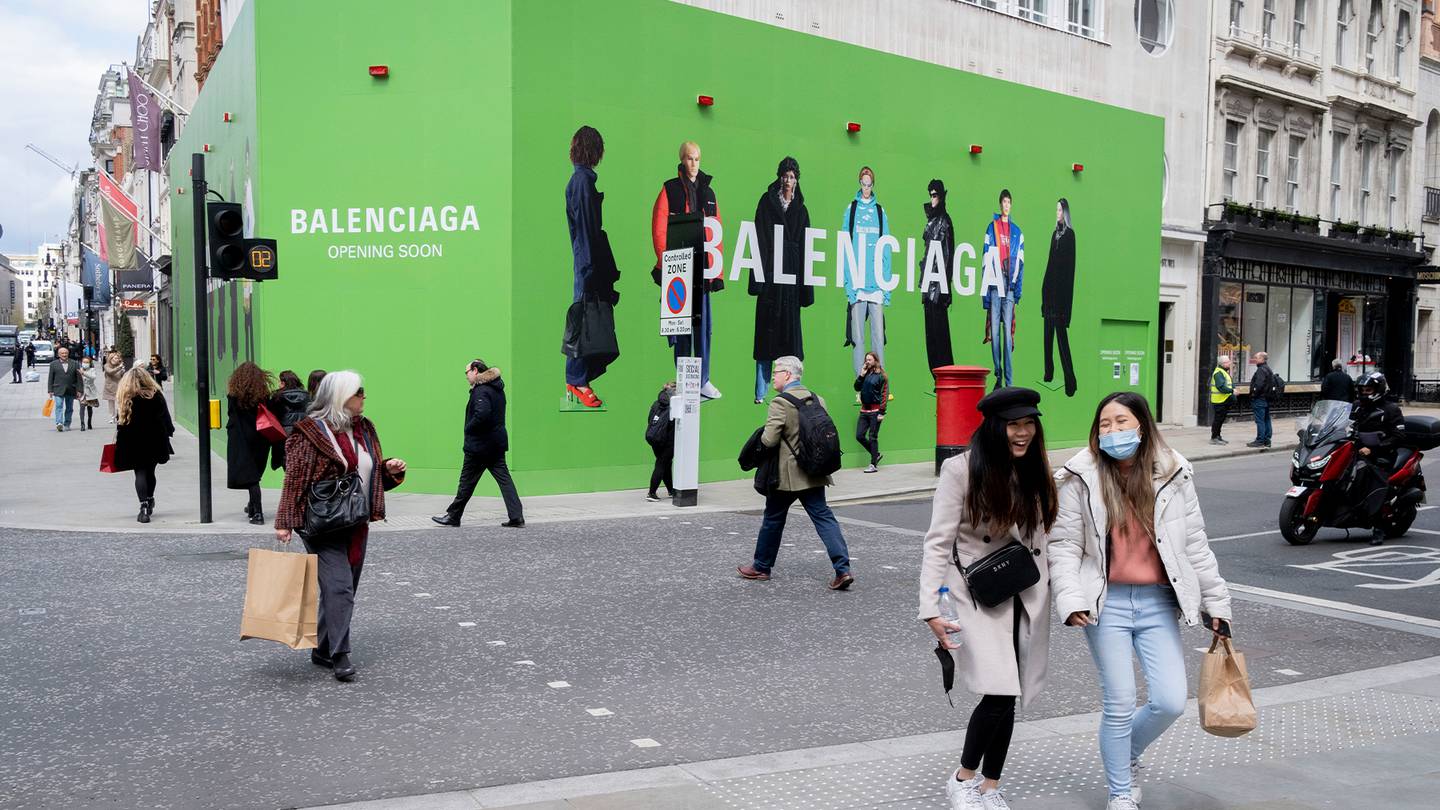 Balenciaga đ&atilde; ngừng hầu như tất cả c&aacute;c hoạt động quảng c&aacute;o v&agrave; khuyến m&atilde;i kể từ sau vụ b&ecirc; bối li&ecirc;n quan đến chiến dịch quảng c&aacute;o g&acirc;y tranh c&atilde;i.