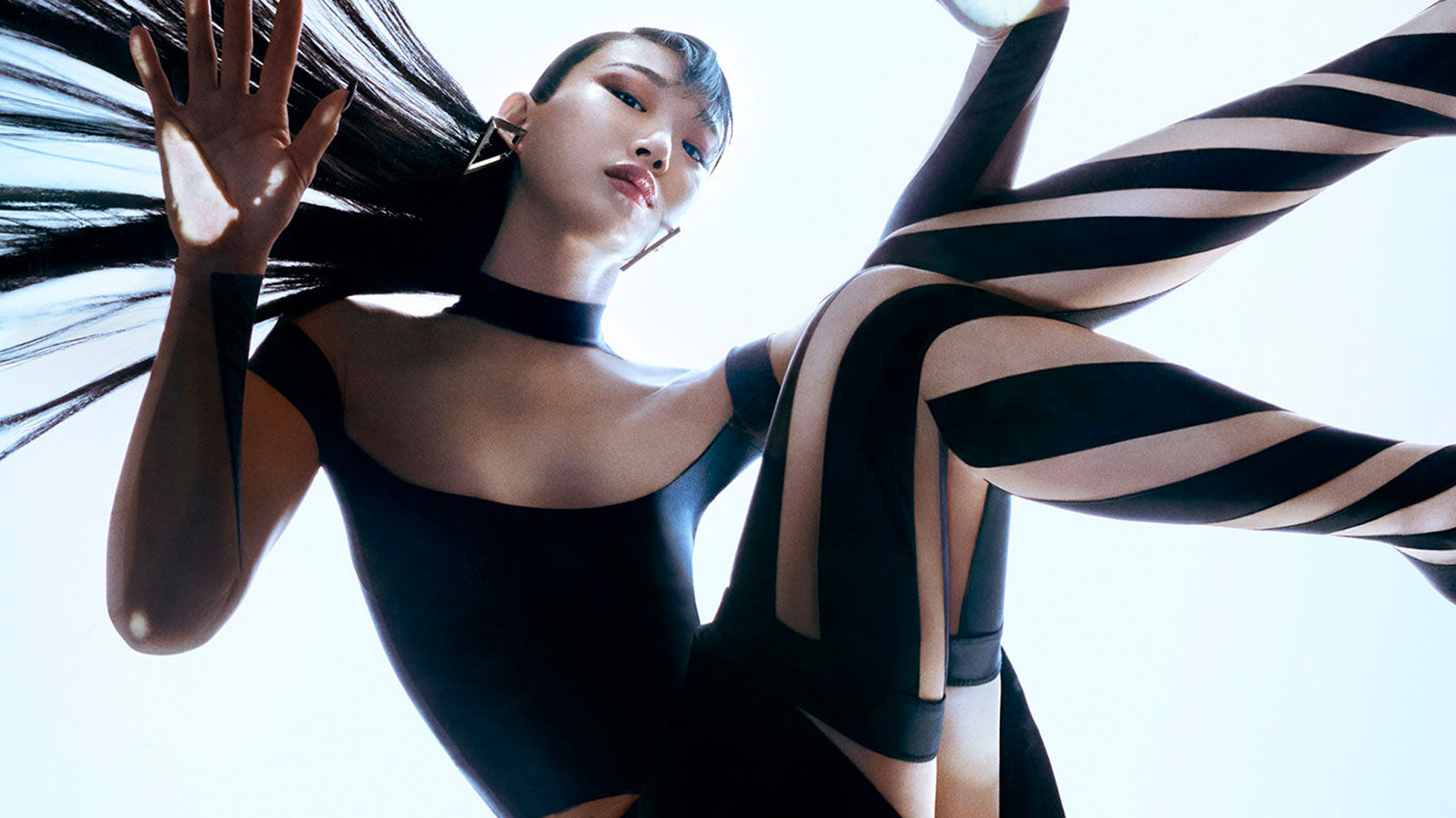 Thương hiệu cao cấp Mugler vốn nổi tiếng với những thiết kế t&aacute;o bạo, gợi cảm.&nbsp;