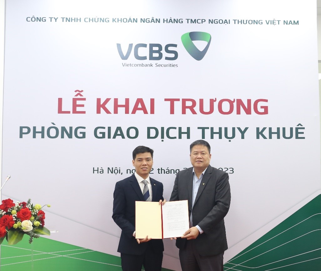 Gi&aacute;m đốc ph&ograve;ng giao dịch Thụy Khu&ecirc; nhận quyết định th&agrave;nh lập đơn vị.