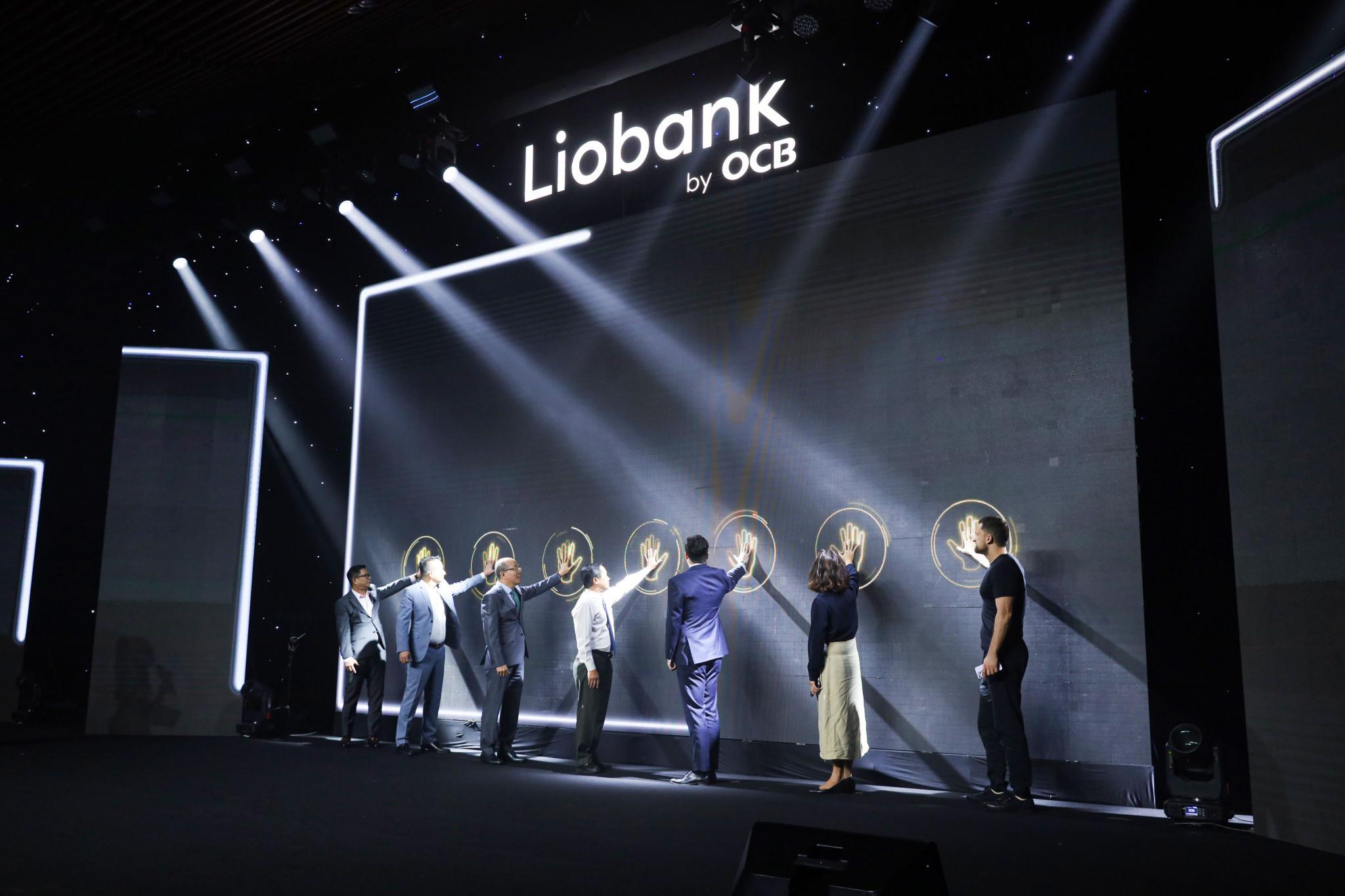 Đại diện Ng&acirc;n h&agrave;ng Nh&agrave; nước v&agrave; L&atilde;nh đạo OCB thực hiện nghi thức k&iacute;ch hoạt Liobank.