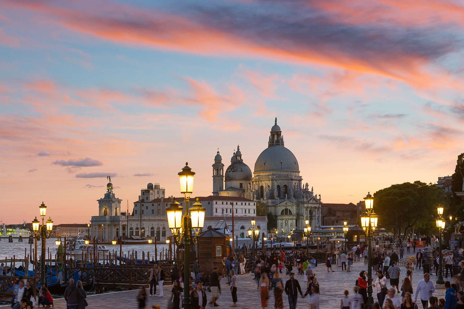 Bắt đầu từ m&ugrave;a h&egrave; năm 2023, du kh&aacute;ch sẽ trả ph&iacute; du lịch khi đến thăm Venice.