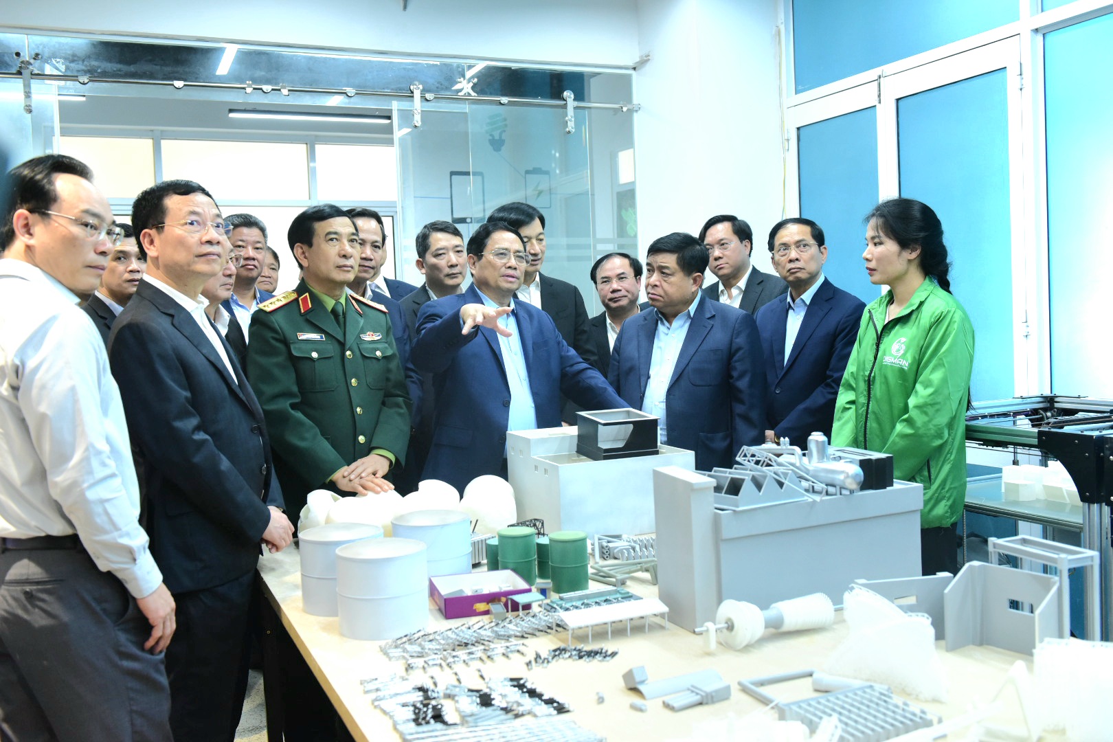 Thủ tướng tham quan đơn vị in bằng c&ocirc;ng nghệ 3D phục vụ cho c&ocirc;ng t&aacute;c y tế tại Trung t&acirc;m Đổi mới s&aacute;ng tạo quốc gia Việt Nam.
