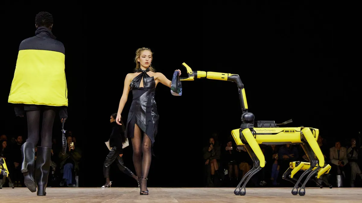 C&oacute; tất cả&nbsp;5 ch&uacute; ch&oacute; robot, đều được đặt t&ecirc;n l&agrave; Spot v&agrave; c&oacute; m&agrave;u v&agrave;ng chanh rực rỡ giống như chiếc Sony Walkman Sports của những năm 1980.