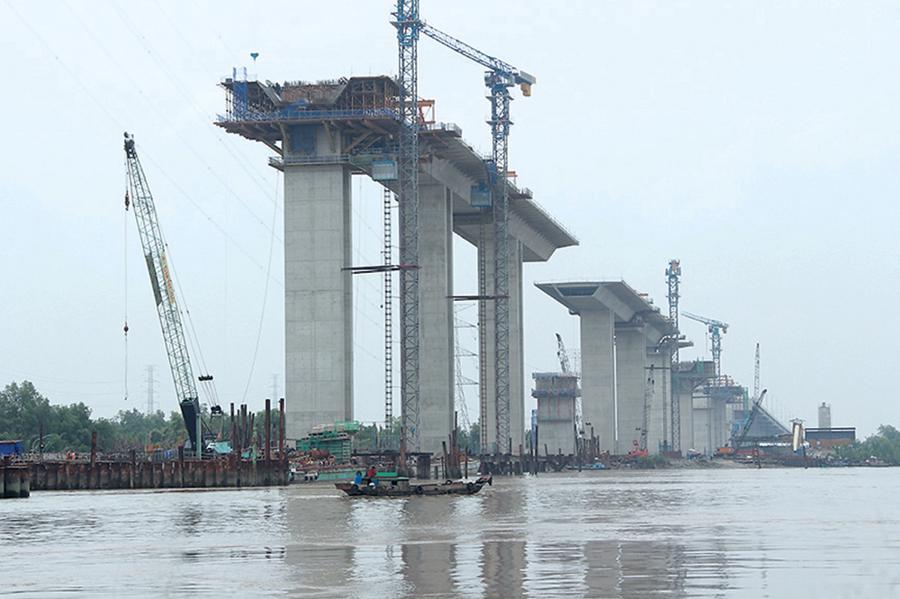 Cầu B&igrave;nh Kh&aacute;nh, g&oacute;i thầu J1 thuộc dự &aacute;n cao tốc Bến Lức - Long Th&agrave;nh đến nay vẫn dang dở c&ugrave;ng dự &aacute;n cao tốc đang dở dang.
