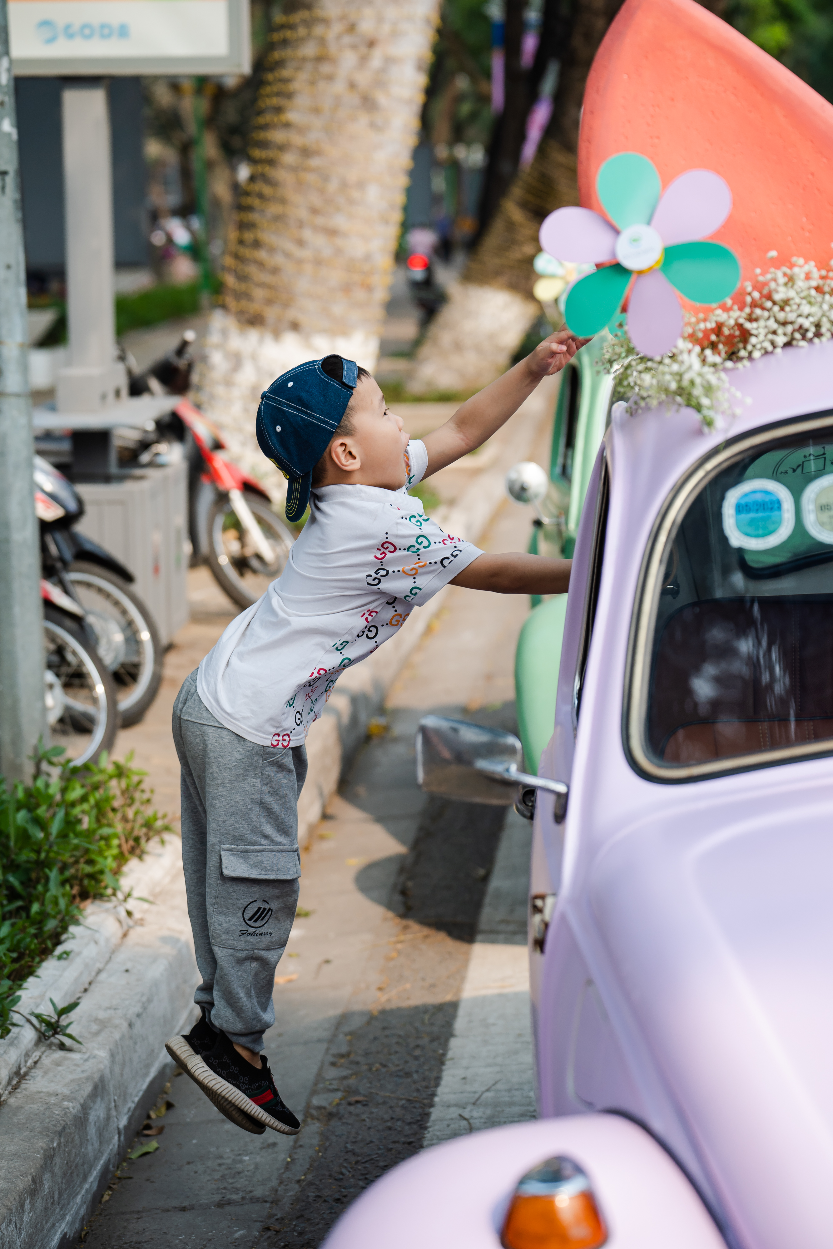 Cậu b&eacute; th&iacute;ch th&uacute; với những chiếc chong ch&oacute;ng.