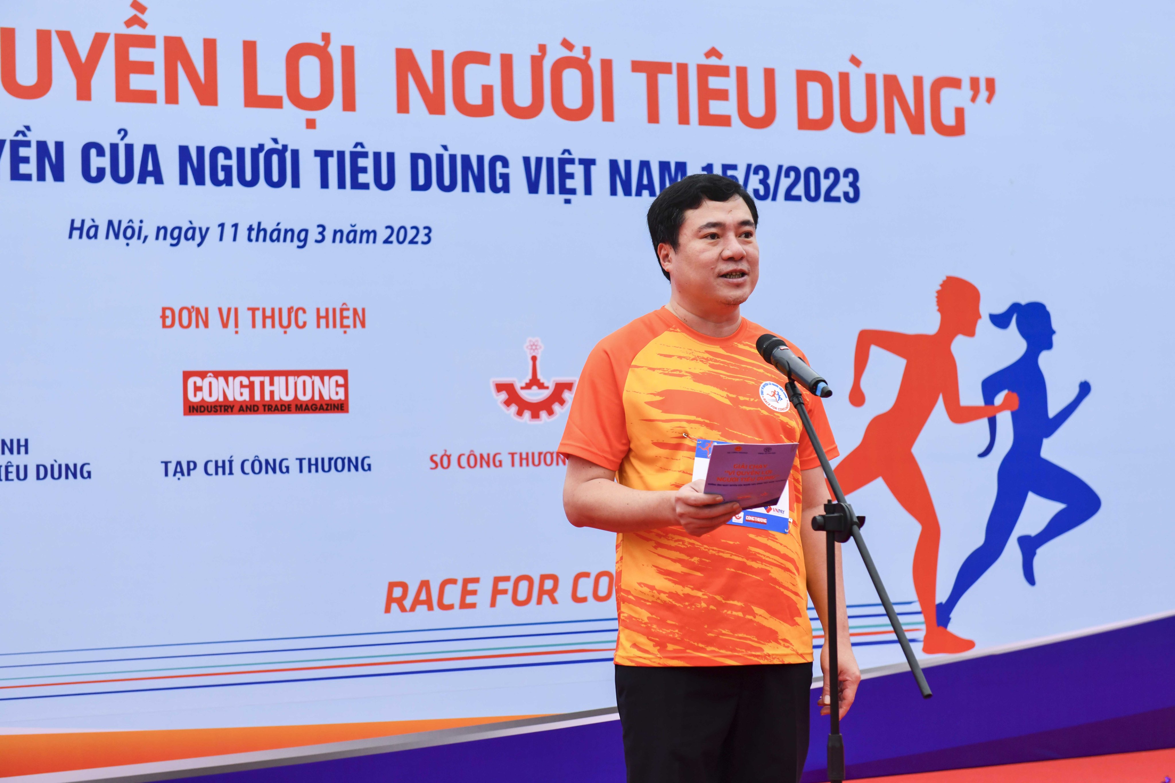Thứ trưởng Bộ C&ocirc;ng Thương Nguyễn Sinh Nhật T&acirc;n ph&aacute;t biểu tại&nbsp;Giải chạy &ldquo;V&igrave; quyền lợi người ti&ecirc;u d&ugrave;ng&rdquo;.