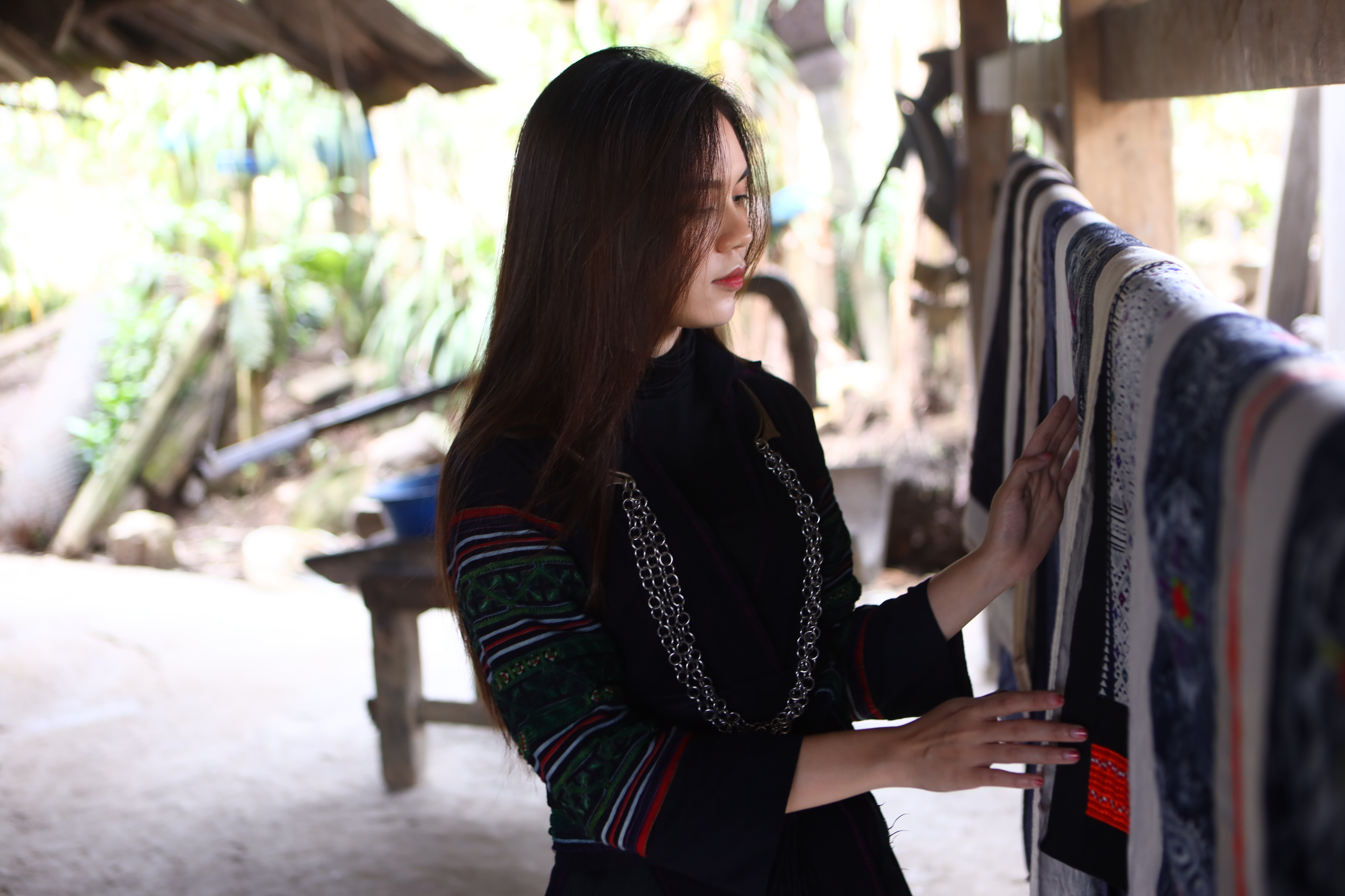 Những bộ trang phục độc đ&aacute;o của người H'M&ocirc;ng được thực hiện theo c&aacute;ch thức thủ c&ocirc;ng truyền thống được rất nhiều kh&aacute;ch du lịch ưa th&iacute;ch, tuy nhi&ecirc;n, hiện nghề dệt vải, vẽ s&aacute;p ong để tạo ra thổ cẩm truyền thống đ&atilde; mai một kh&aacute; nhiều.&nbsp;