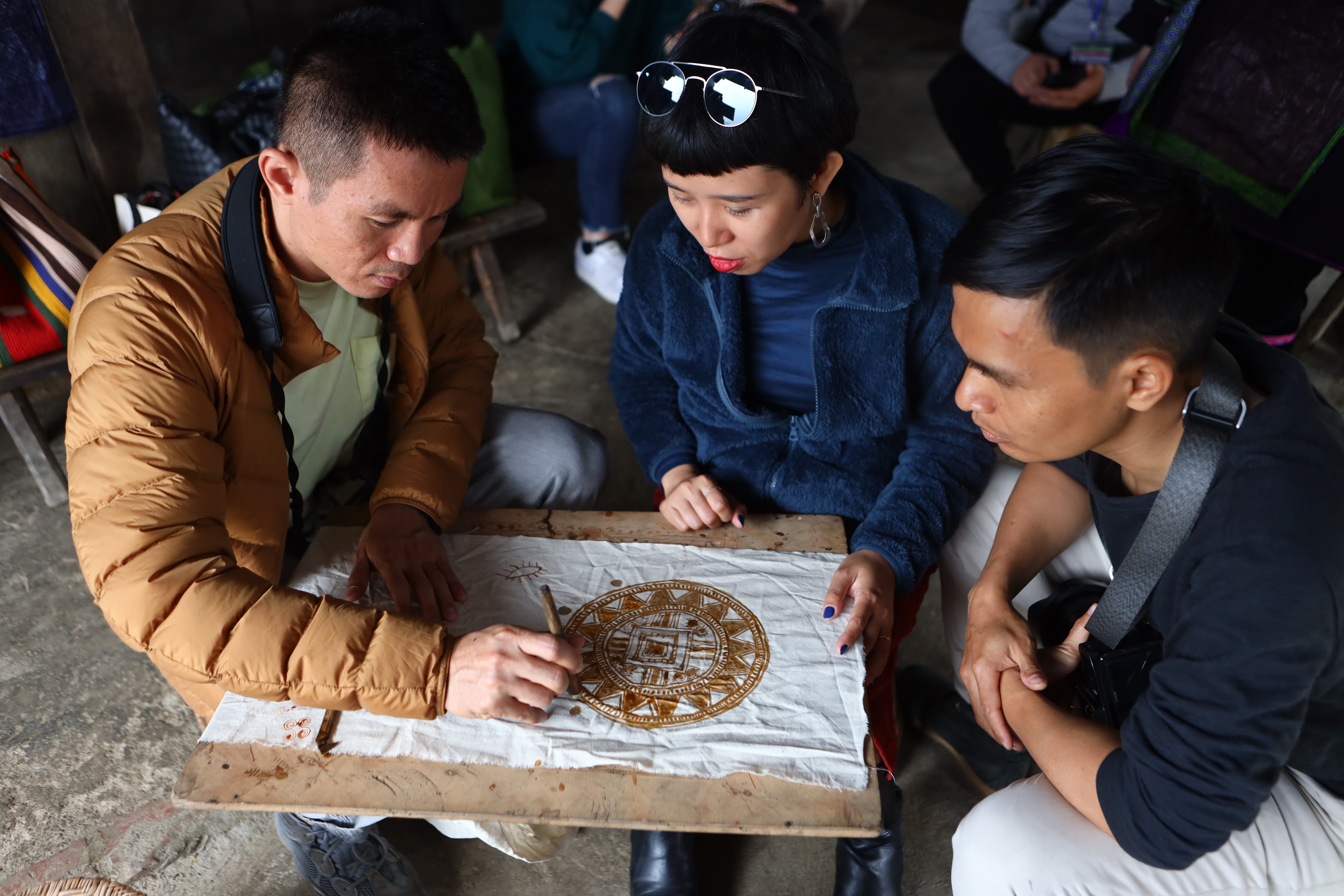 C&ocirc;ng đoạn vẽ s&aacute;p ong l&ecirc;n vải được rất nhiều du kh&aacute;ch, Travel blogger v&agrave; cả những nh&agrave; s&aacute;ng tạo thời trang quan t&acirc;m. Hiện nay, khi mọi thứ được l&agrave;m ra từ c&ocirc;ng nghệ th&igrave; những c&ocirc;ng việc s&aacute;ng tạo theo c&aacute;ch thức truyền thống như thế n&agrave;y của người H'M&ocirc;ng trở l&ecirc;n đặc biệt.&nbsp;