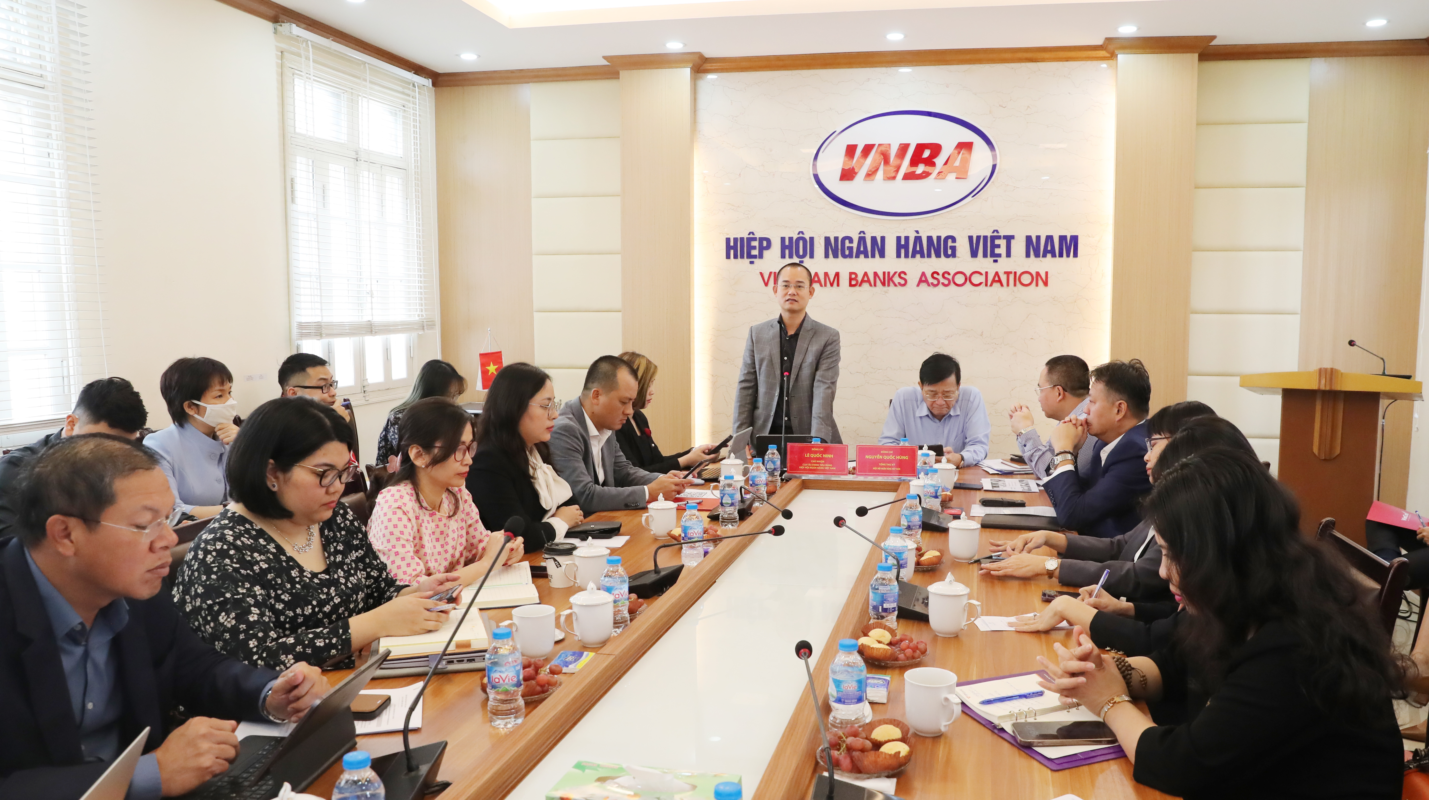 Ông Lê Quốc Ninh, Chủ nhiệm CLB Pg88ok giải trí thể thao, casino, bắn cá và slot tiêu dùng phát biểu tại cuộc họp.