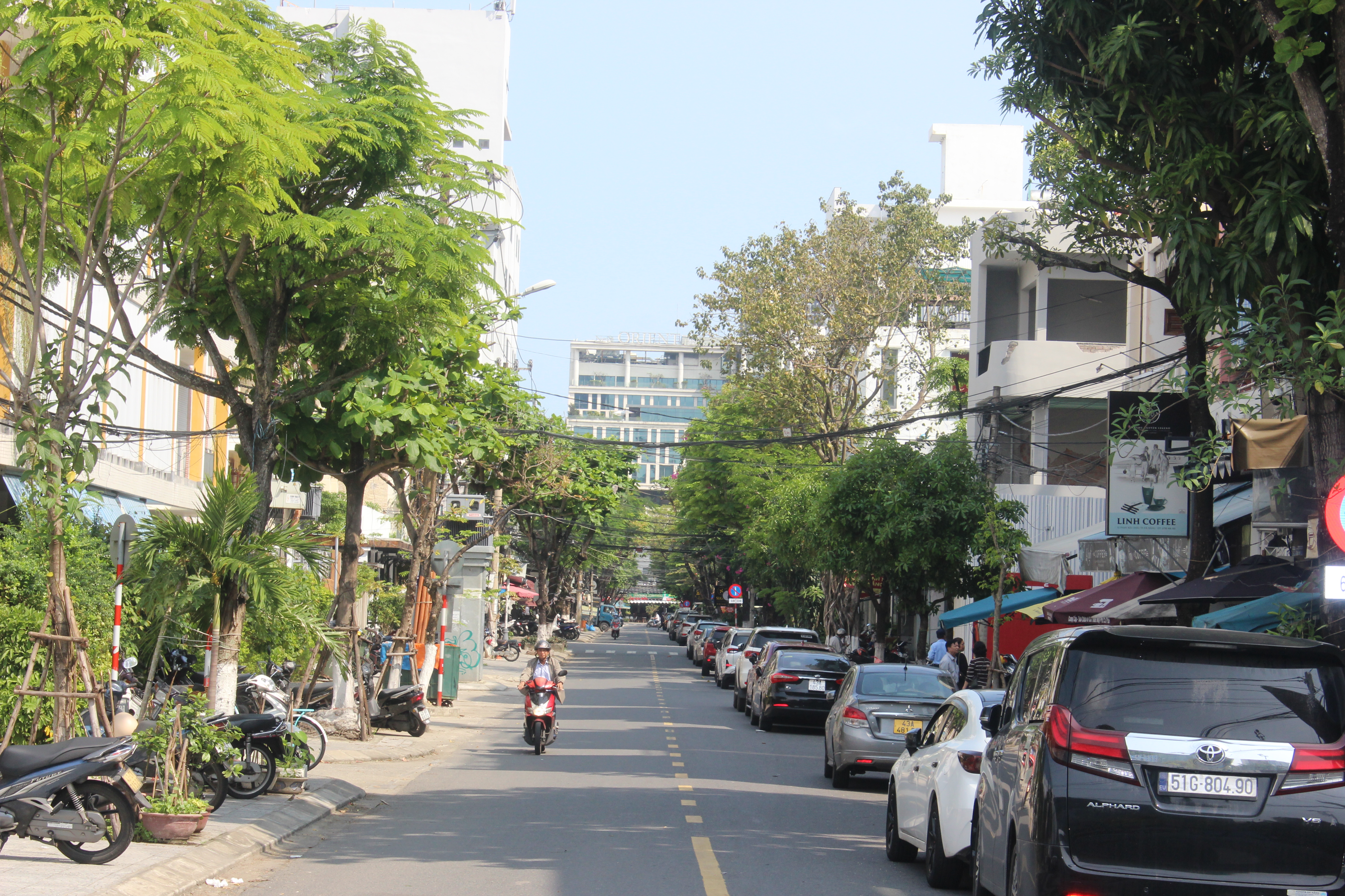 Tại trung t&acirc;m th&agrave;nh phố Đ&agrave; Nẵng, những tuyến phố gọn g&agrave;ng, ngăn nắp như thế n&agrave;y l&agrave; kh&aacute; phổ biến. Hầu hết kh&ocirc;ng c&oacute; cảnh tr&agrave; đ&aacute;, qu&aacute;n phở, qu&aacute;n bia hơi hay qu&aacute;n cafe... tr&agrave;n lan ra vỉa h&egrave;.&nbsp;