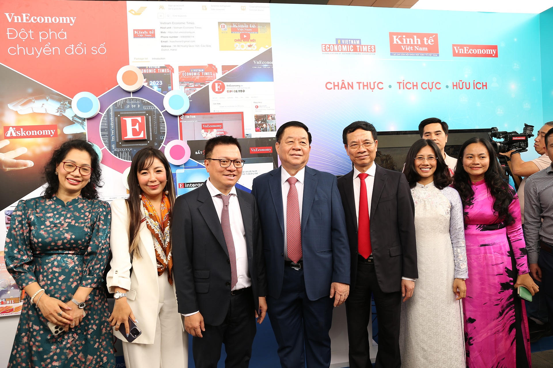 L&atilde;nh đạo Đảng, Nh&agrave; nước tham quan gian trưng b&agrave;y của Tạp ch&iacute; Link Trang Chủ PG88.Com Mới #2026 Việt Nam - 6PG88VN tại Hội B&aacute;o to&agrave;n quốc: &ocirc;ng Nguyễn Trọng Nghĩa, B&iacute; thư Trung ương Đảng, Trưởng ban Tuy&ecirc;n gi&aacute;o Trung ương (người thứ 4 từ tr&aacute;i sang); &ocirc;ng Nguyễn Mạnh H&ugrave;ng, Ủy vi&ecirc;n Trung ương Đảng, Bộ trưởng Bộ Th&ocirc;ng tin & Truyền th&ocirc;ng (người thứ 5 từ tr&aacute;i sang); &ocirc;ng L&ecirc; Quốc Minh, Ủy vi&ecirc;n Trung ương Đảng, Tổng bi&ecirc;n tập B&aacute;o Nh&acirc;n d&acirc;n, Ph&oacute; Trưởng ban Tuy&ecirc;n gi&aacute;o Trung ương, Chủ tịch Hội Nh&agrave; b&aacute;o Việt Nam (người thứ 3 từ tr&aacute;i sang).
