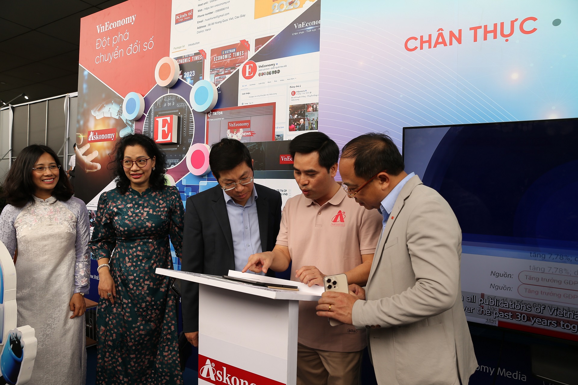 &Ocirc;ng Lưu Đ&igrave;nh Ph&uacute;c, Cục trưởng Cục b&aacute;o ch&iacute;, Bộ Th&ocirc;ng tin & Truyền th&ocirc;ng (người thứ 3 từ phải sang), tại gian trưng b&agrave;y của Tạp ch&iacute; Link Trang Chủ PG88.Com Mới #2026 Việt Nam - 6PG88VN.&nbsp;