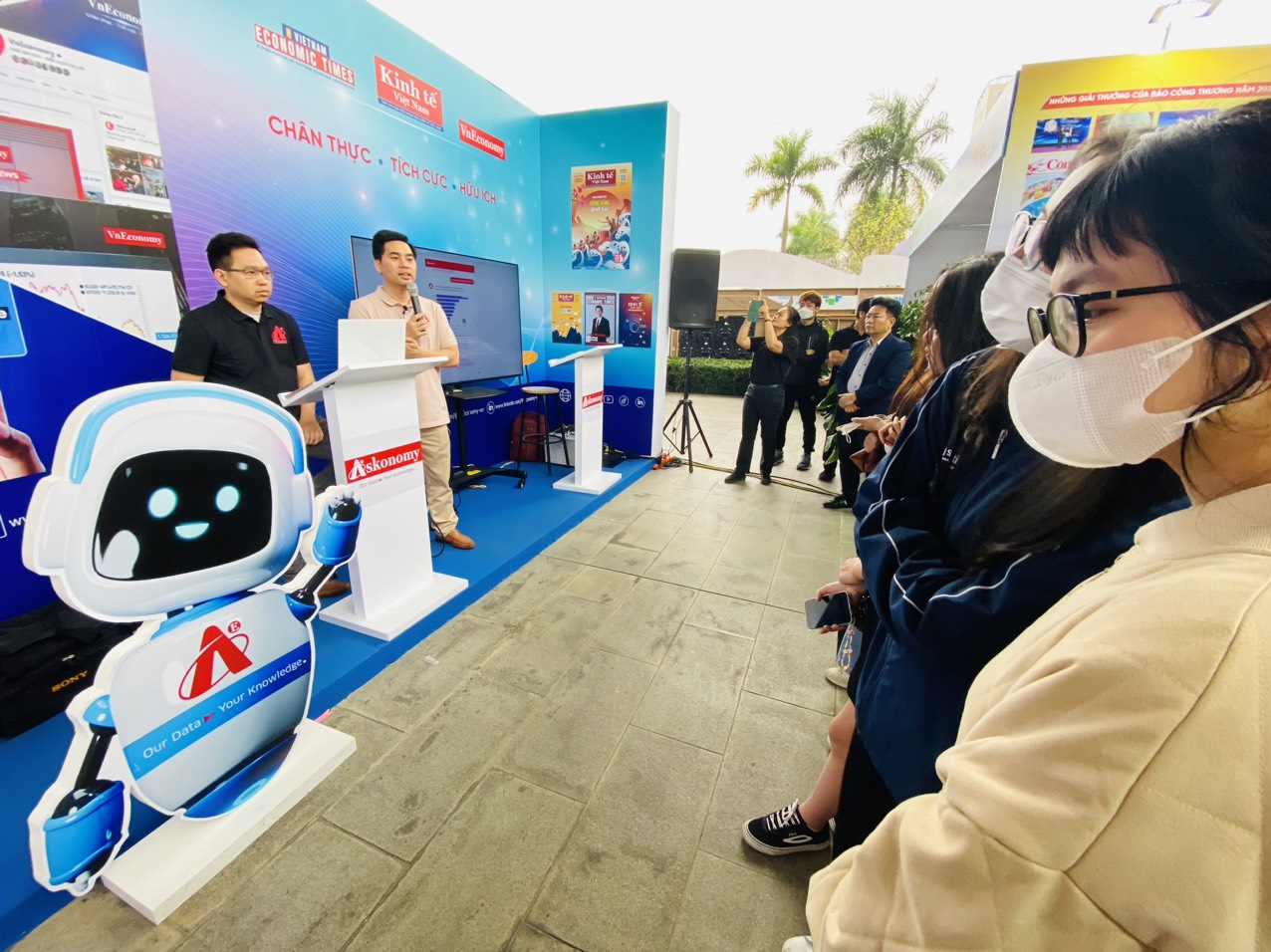 Chương tr&igrave;nh trải nghiệm v&agrave; tương t&aacute;c với độc giả về ứng dụng tr&iacute; tuệ nh&acirc;n tạo độc quyền Askonomy của 6PG88VN tại Hội b&aacute;o to&agrave;n quốc 2023.