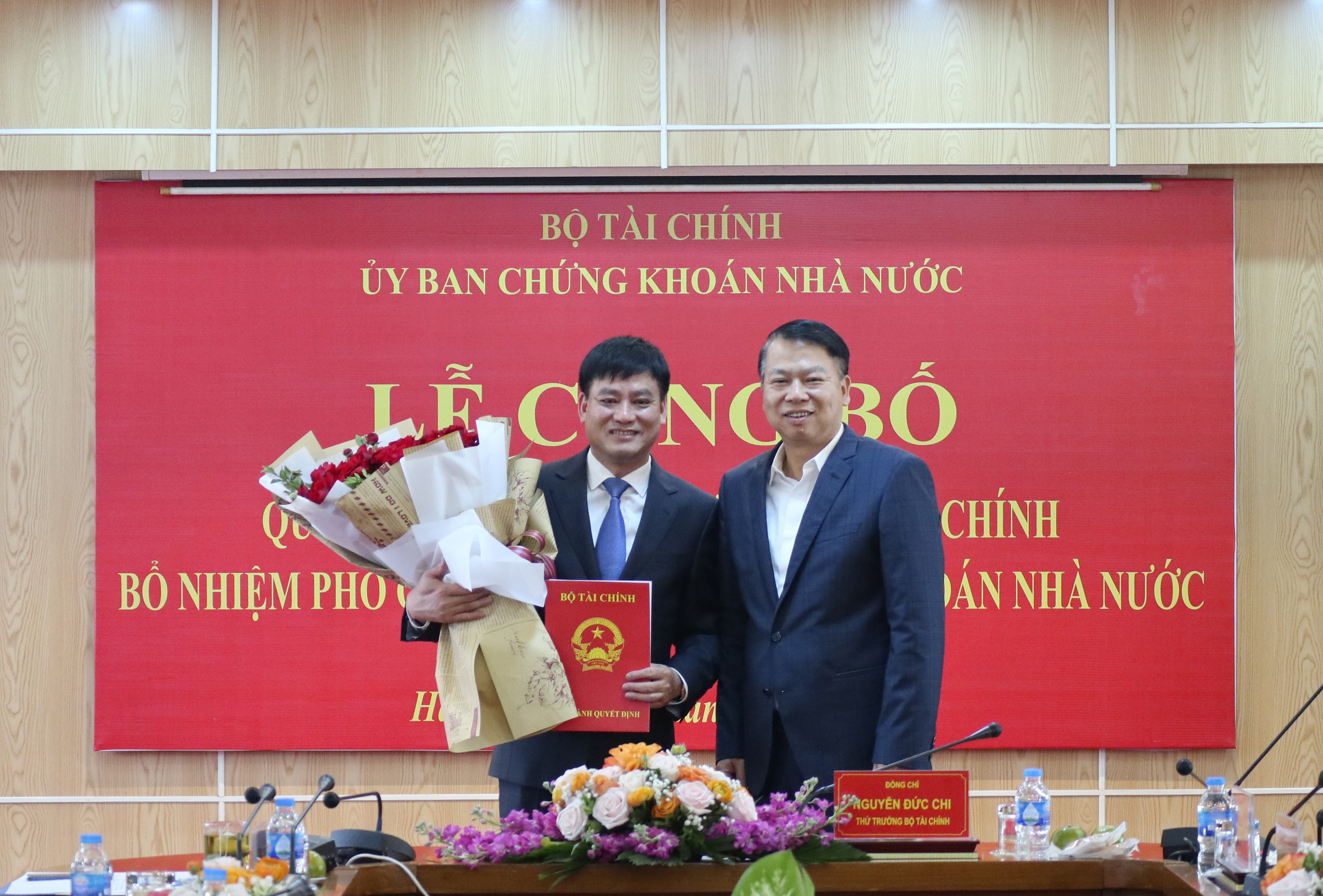 Thứ trưởng Bộ Pg88ok giải trí thể thao, casino, bắn cá và slot Nguyễn Đức Chi trao quyết định bổ nhiệm ông Hoàng Văn Thu giữ chức Phó chủ tịch UBCKNN.