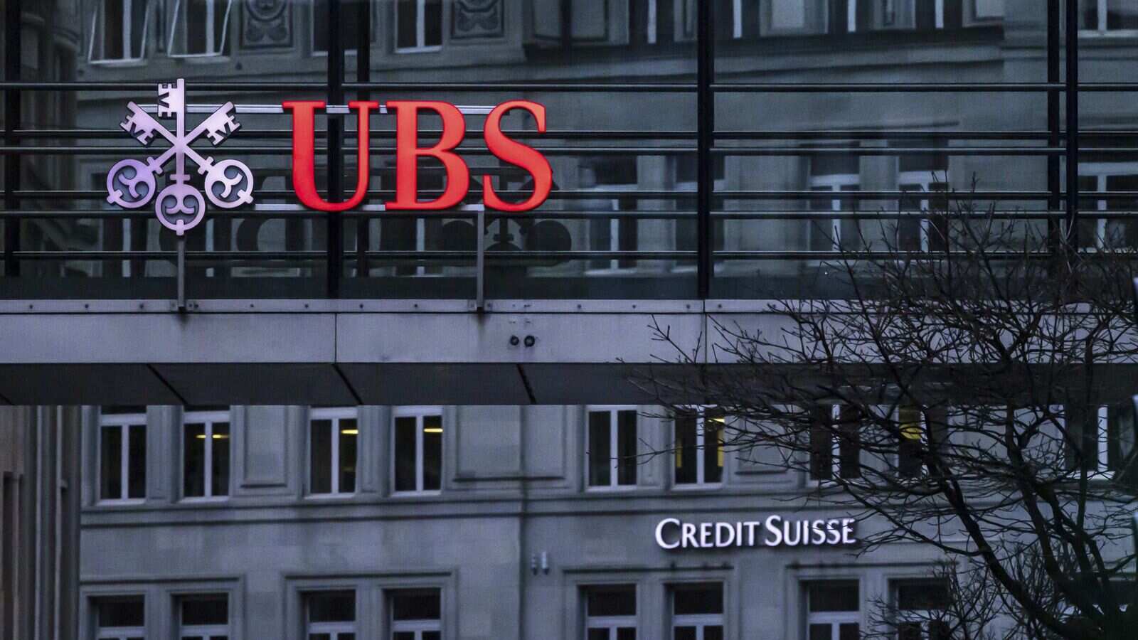 Ai được, ai mất  trong thương vụ UBS-Credit Suisse?