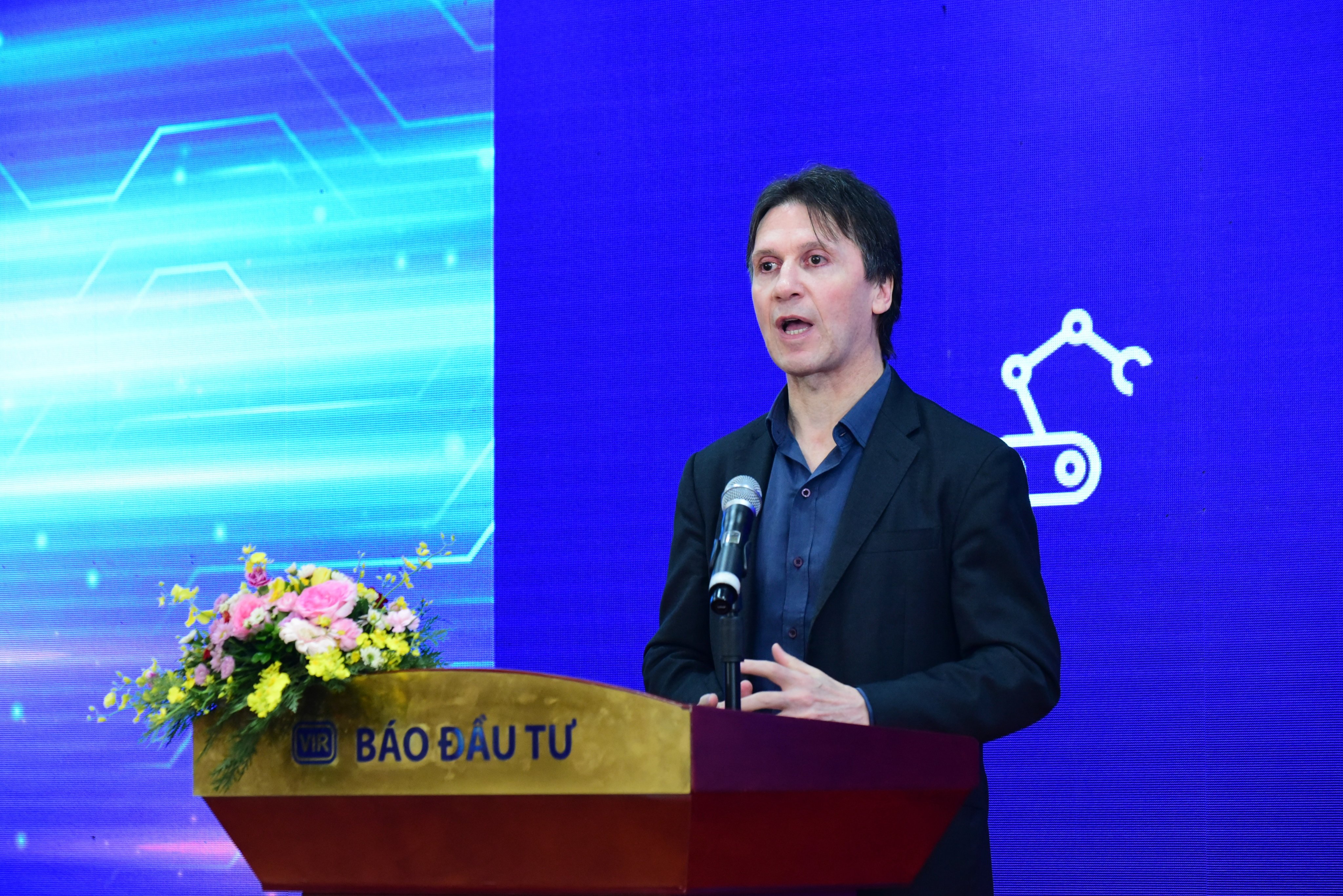 &Ocirc;ng Denis Brunetti, Chủ tịch Ericsson tại Việt Nam, L&agrave;o, Campuchia v&agrave; Myanmar chia sẻ tại Diễn đ&agrave;n.