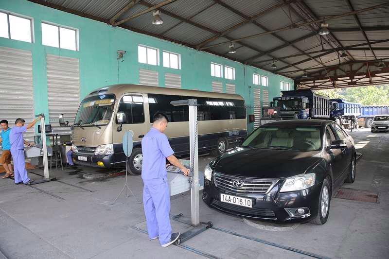 Cả nước hiện c&oacute; 280 trung t&acirc;m đăng kiểm xe cơ giới (th&aacute;ng 12/2022), trong đ&oacute; 55 trung t&acirc;m đăng kiểm đ&atilde; bị đ&igrave;nh chỉ hoạt động do c&aacute;o buộc m&ocirc;i giới v&agrave; nhận hối lộ, giả mạo trong c&ocirc;ng t&aacute;c.