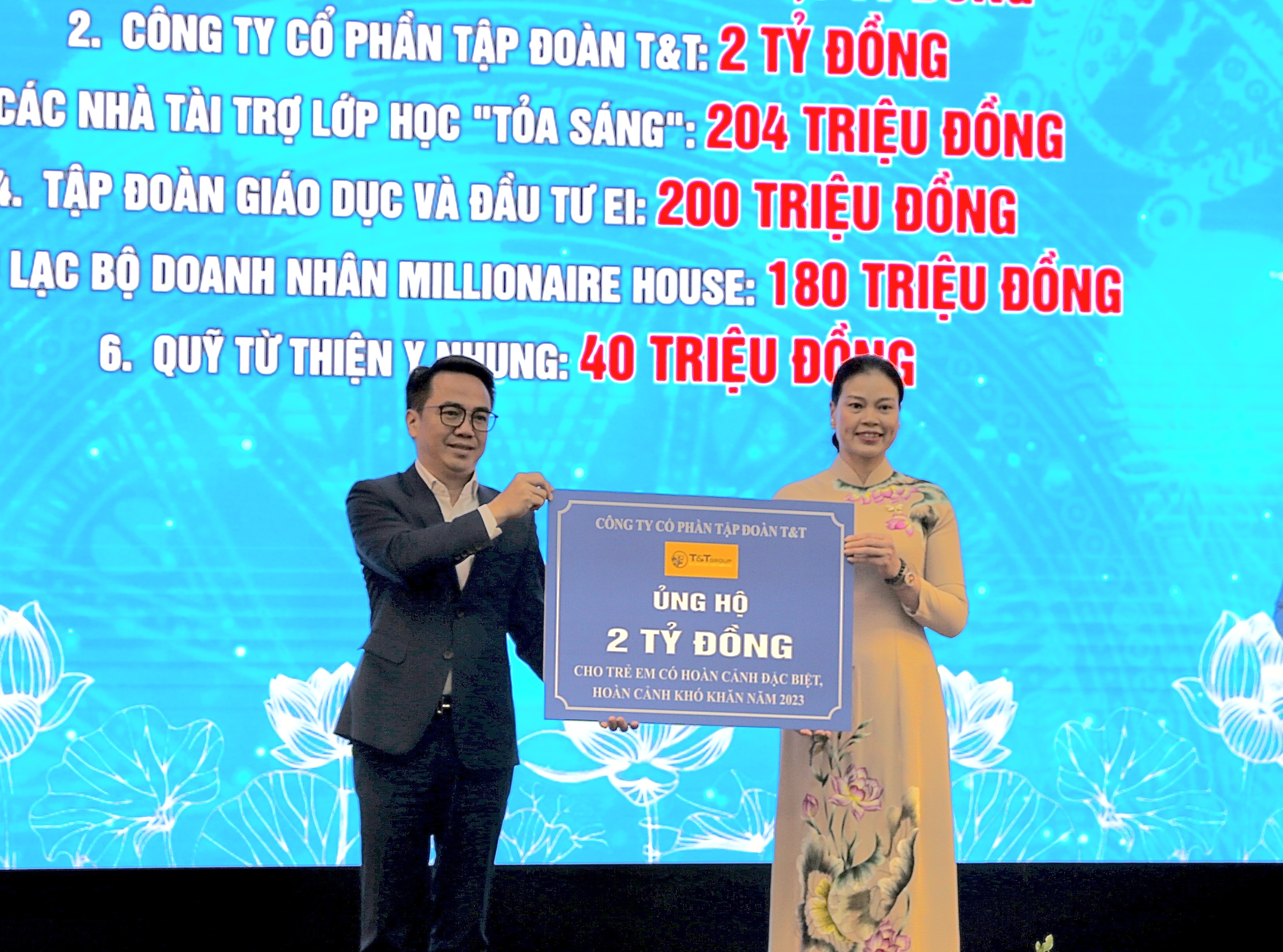 Đại diện l&atilde;nh đạo Tập đo&agrave;n T&T Group (tr&aacute;i) trao ủng hộ 2 tỷ đồng cho Trung t&acirc;m c&ocirc;ng t&aacute;c x&atilde; hội v&agrave; Quỹ bảo trợ trẻ em H&agrave; Nội nhằm hỗ trợ trẻ em c&oacute; ho&agrave;n cảnh đặc biệt, ho&agrave;n cảnh kh&oacute; khăn.