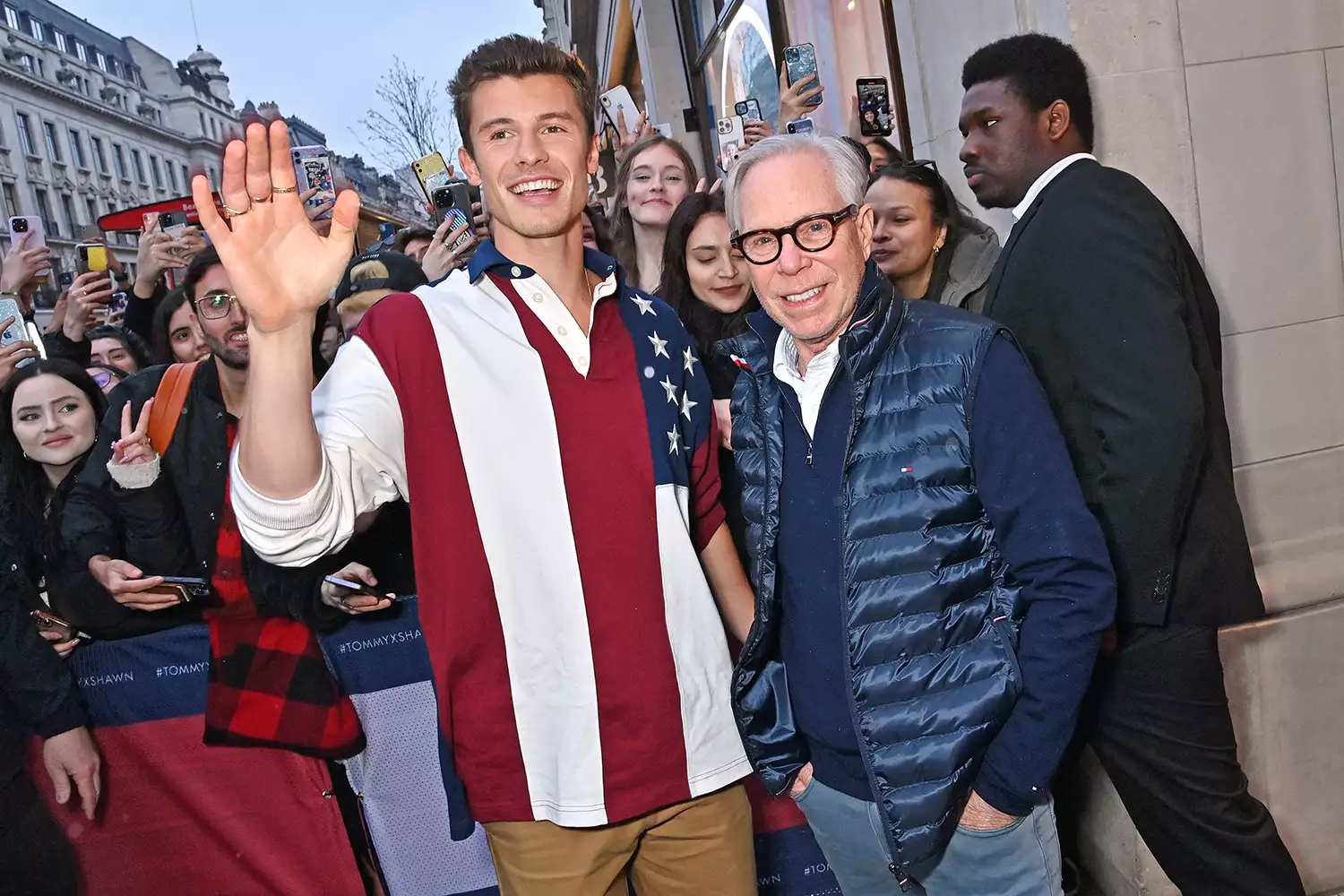 Xuất hiện trước cửa h&agrave;ng c&ugrave;ng Thomas Hilfiger, cha đẻ của thương hiệu, Shawn Mendes được v&acirc;y k&iacute;n trong v&ograve;ng tay của người h&acirc;m mộ.