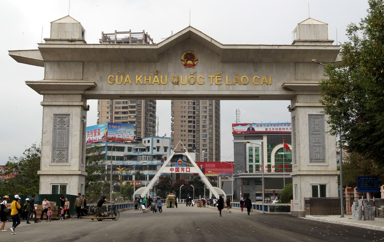 Từ ng&agrave;y&nbsp;8/1, người d&acirc;n bi&ecirc;n giới Việt - Trung tại cửa khẩu L&agrave;o Cai - H&agrave; Khẩu đ&atilde; c&oacute; thể l&agrave;m thủ tục xuất, nhập cảnh sau gần 3 năm bị gi&aacute;n đoạn v&igrave; dịch Covid-19.