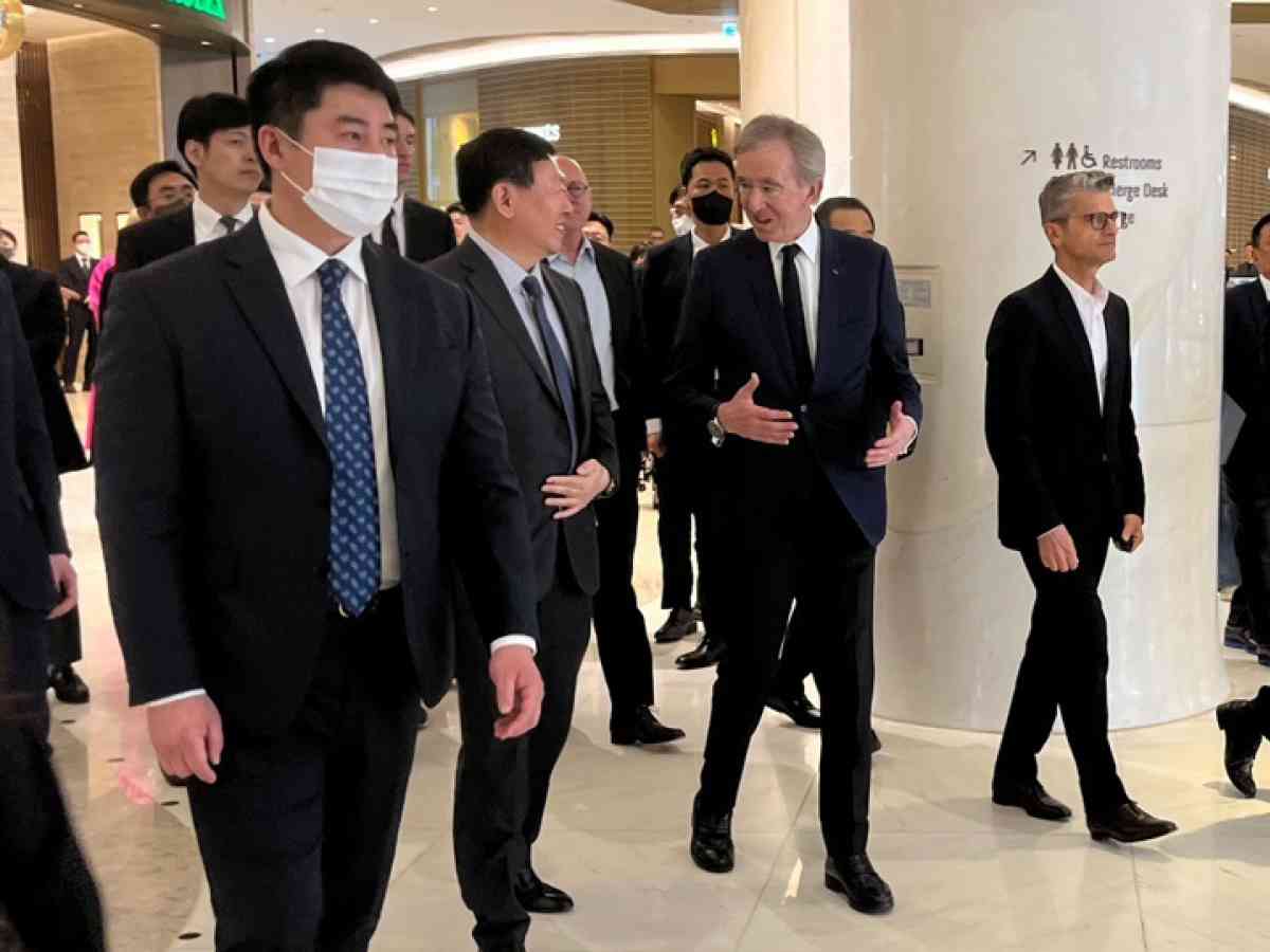Chủ tịch Tập đo&agrave;n Lotte Shin Dong-bin v&agrave; &ocirc;ng Bernard Arnault tại Cửa h&agrave;ng b&aacute;ch h&oacute;a Lotte ở Jamsil, ph&iacute;a nam Seoul.